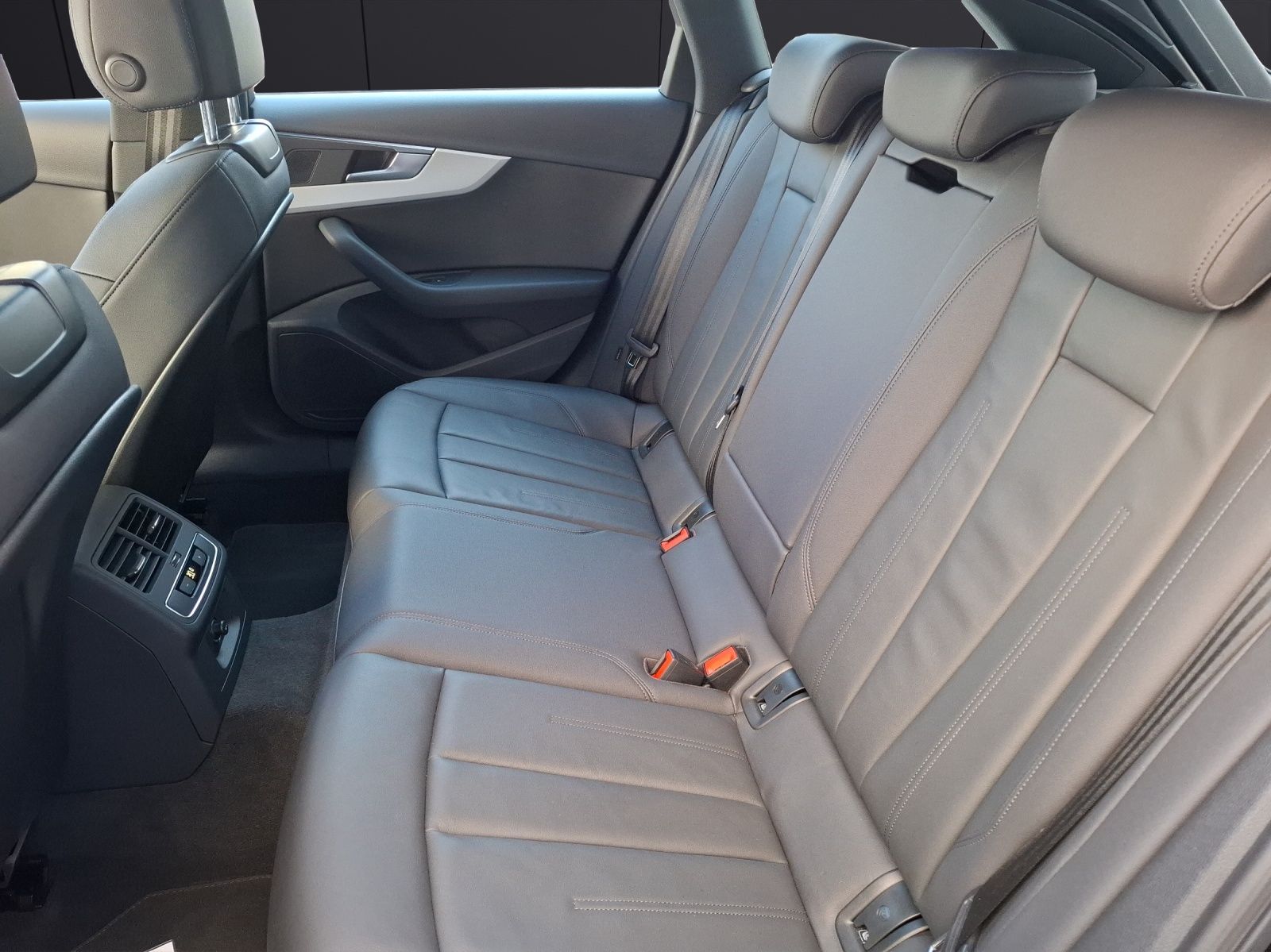 Fahrzeugabbildung Audi A4 Avant 35 TFSI advanced S-tronic LED Navi ACC