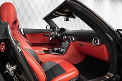 SLS AMG Roadster BLACK/RED EXCLUSIVE CAMERA