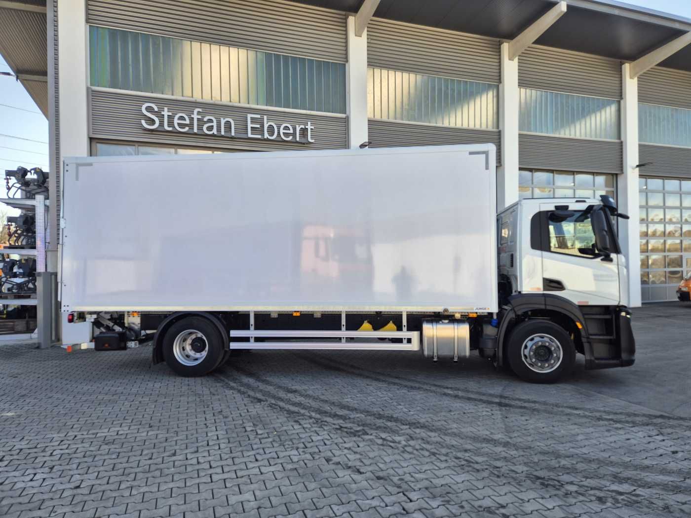 Fahrzeugabbildung Iveco S-Way AD190S40/P Junge AHK LBW 2.000kg