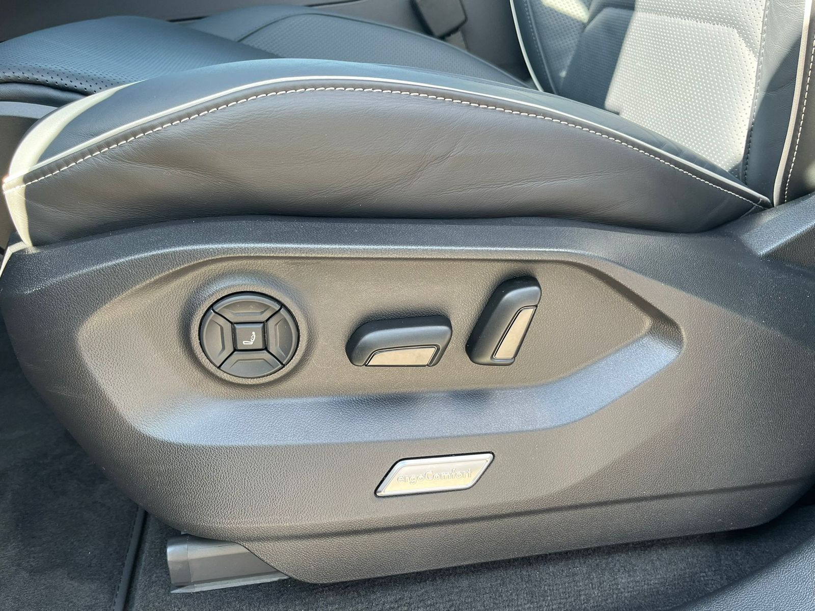 Fahrzeugabbildung Volkswagen Touareg 3.0TDI 4M R-Line VOLL Black 22" UPE 114T