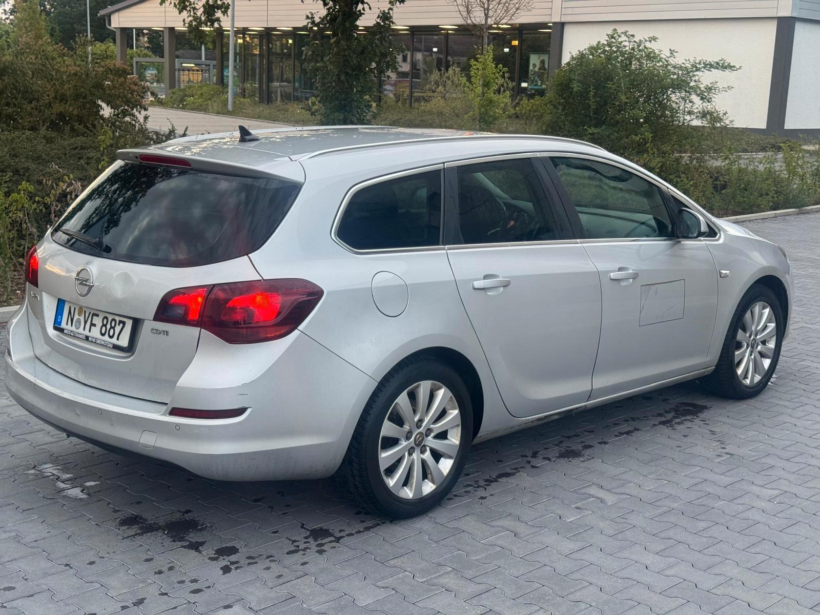 Opel Astra 2011 — interior