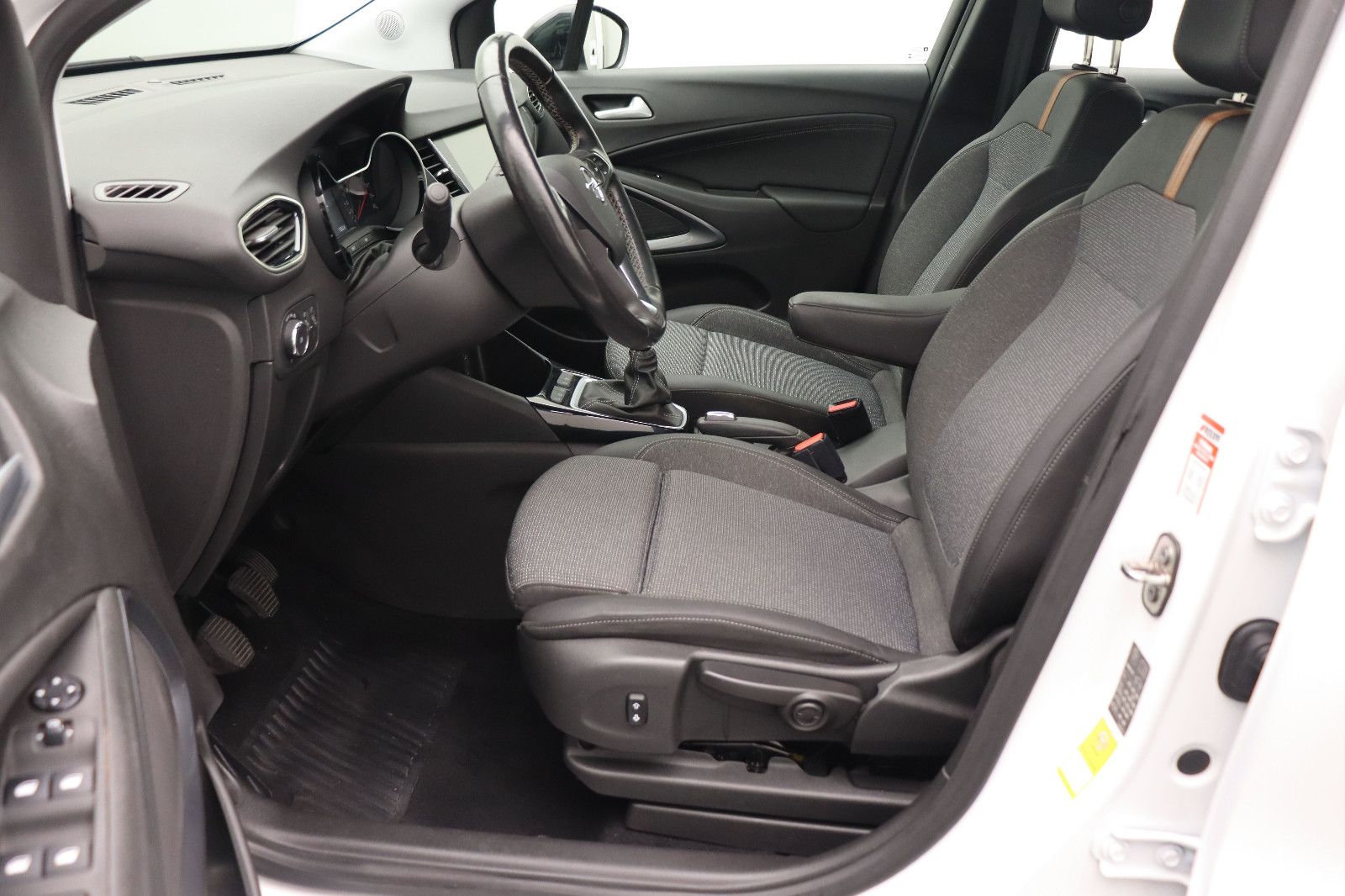 Fahrzeugabbildung Opel Crossland 1.5 Business Elegance