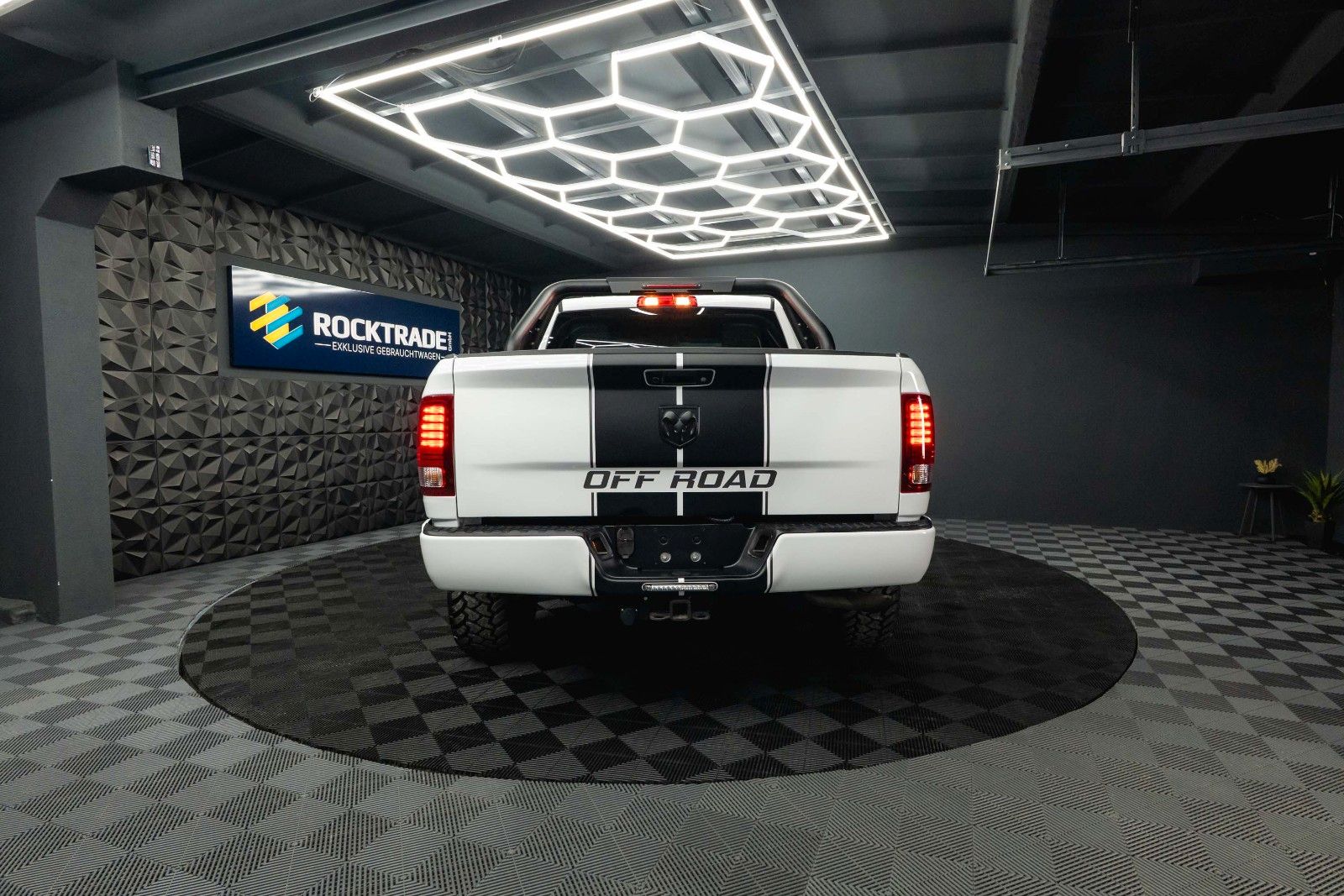 Fahrzeugabbildung Dodge RAM 5.7 V8 HEMI 4x4 OFFROAD Night-Paket *LED*19%
