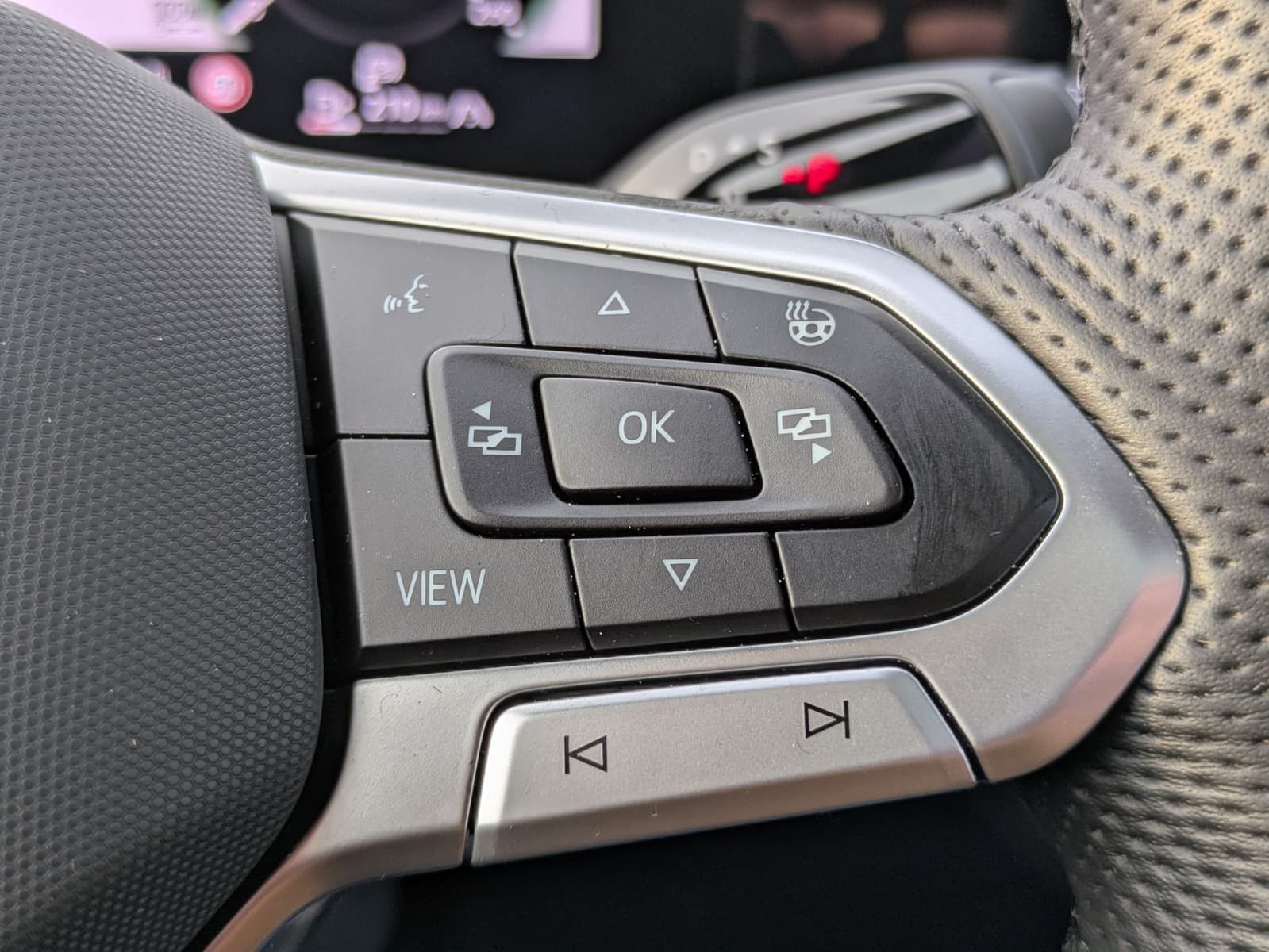 Fahrzeugabbildung Volkswagen Tiguan 2.0 TDI 4M R-Line PANO*H&K*AHK*MATRIX*20"