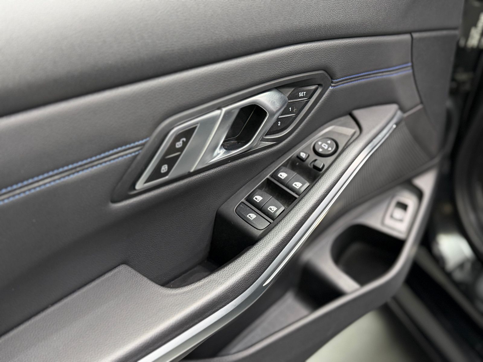 Fahrzeugabbildung BMW 320i Touring M Sport|HIFI|RF-CAM|ACC