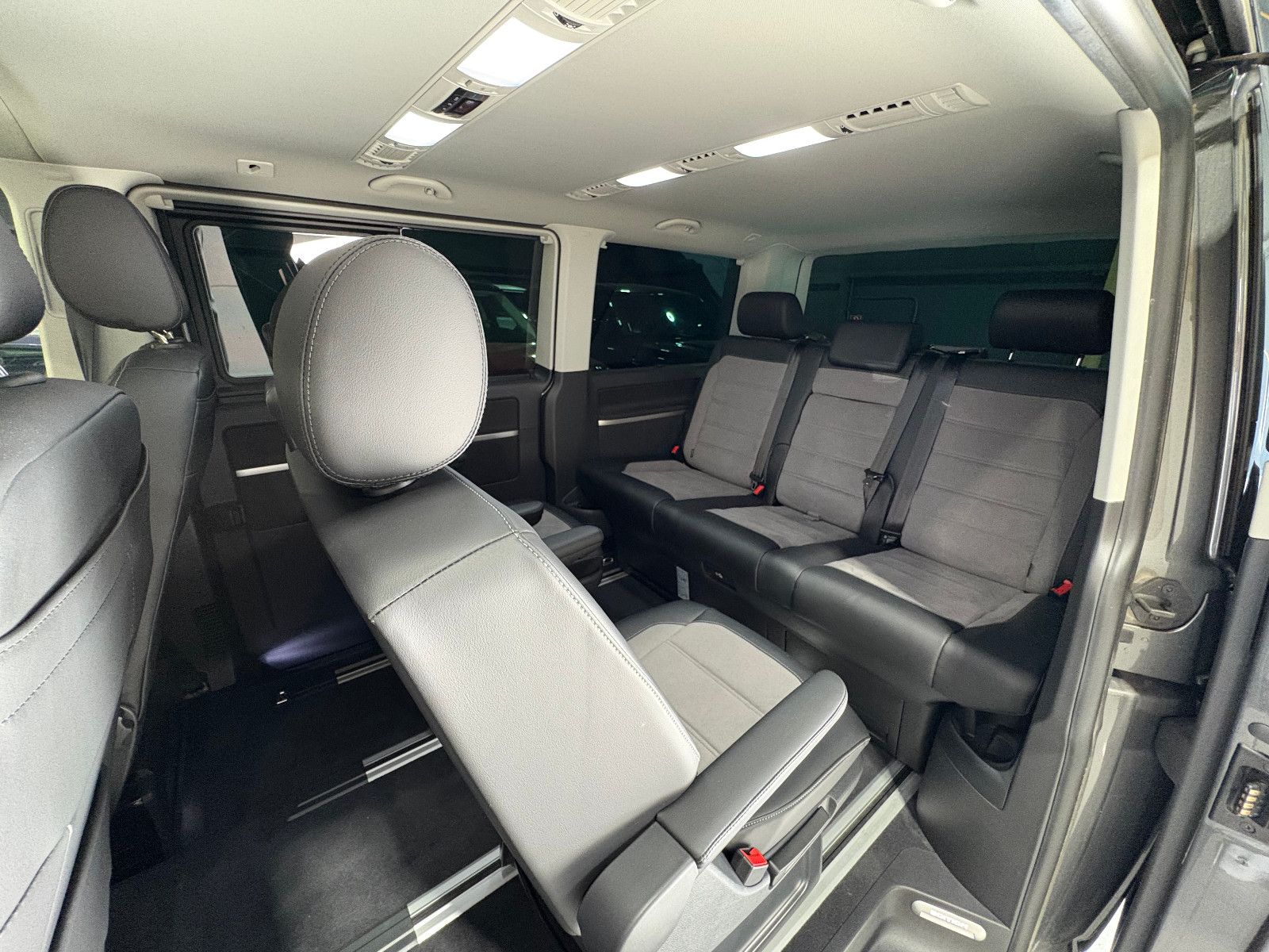 Fahrzeugabbildung Volkswagen T6.1 Transporter Multivan Edition 4MOTION/7-SITZ