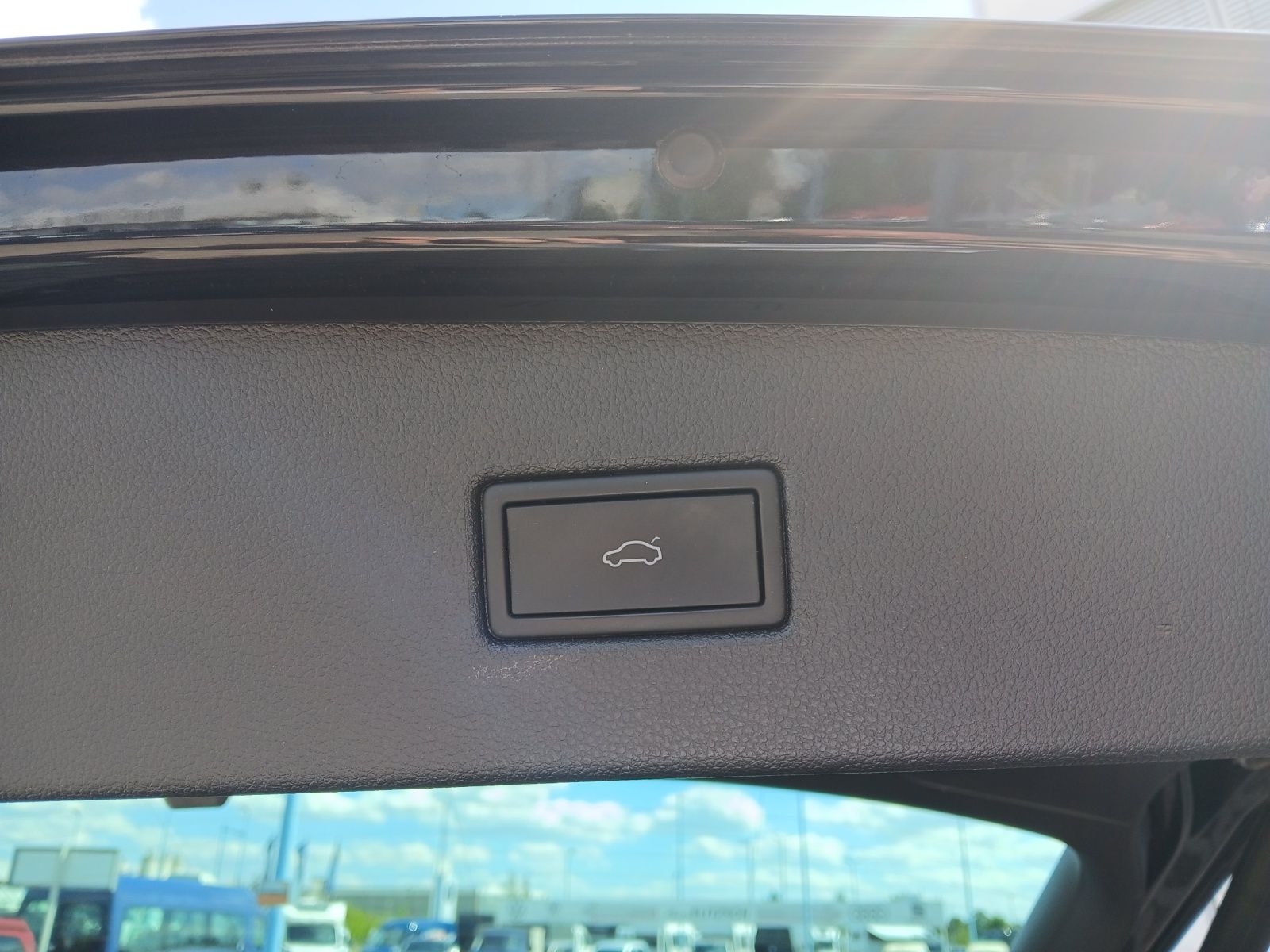 Fahrzeugabbildung Volkswagen Tiguan TDI United DSG Matrix Navi HUD AID ACC RF