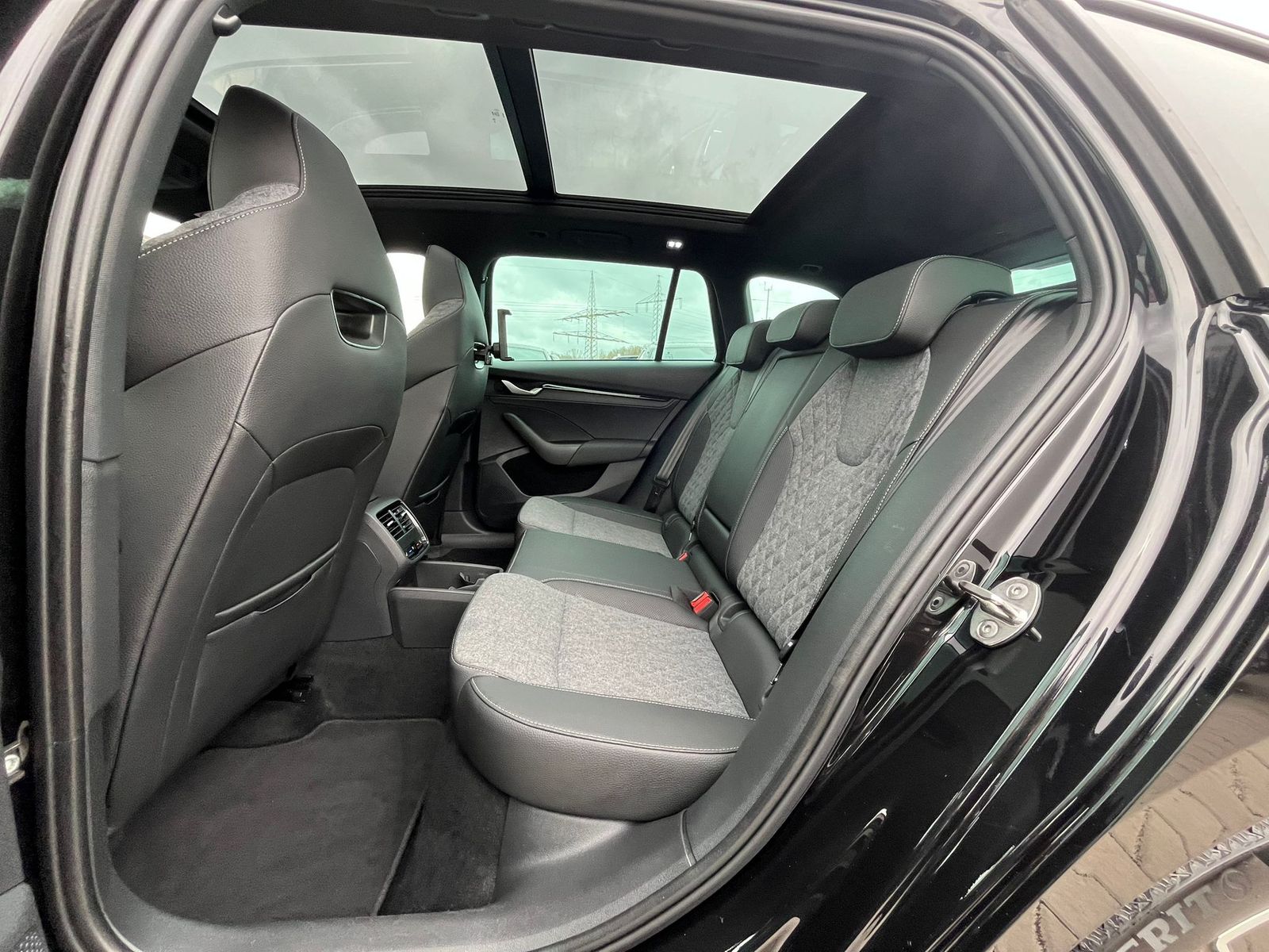 Fahrzeugabbildung SKODA Octavia 2.0 DSG Sportline MATRIX*PANO*CANT.*5J.G