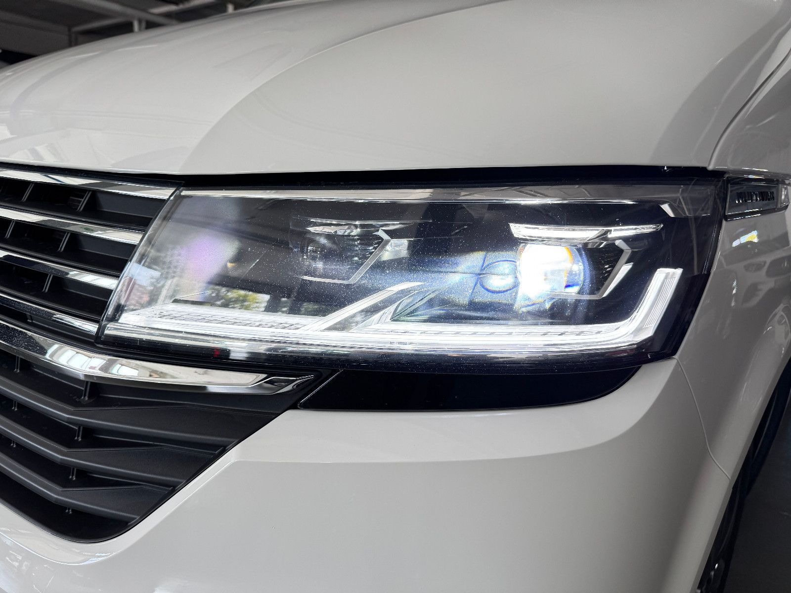 Fahrzeugabbildung Volkswagen T6.1 4M DSG IQ.DRIVE INDIVIDUAL EDITION 6-SITZER