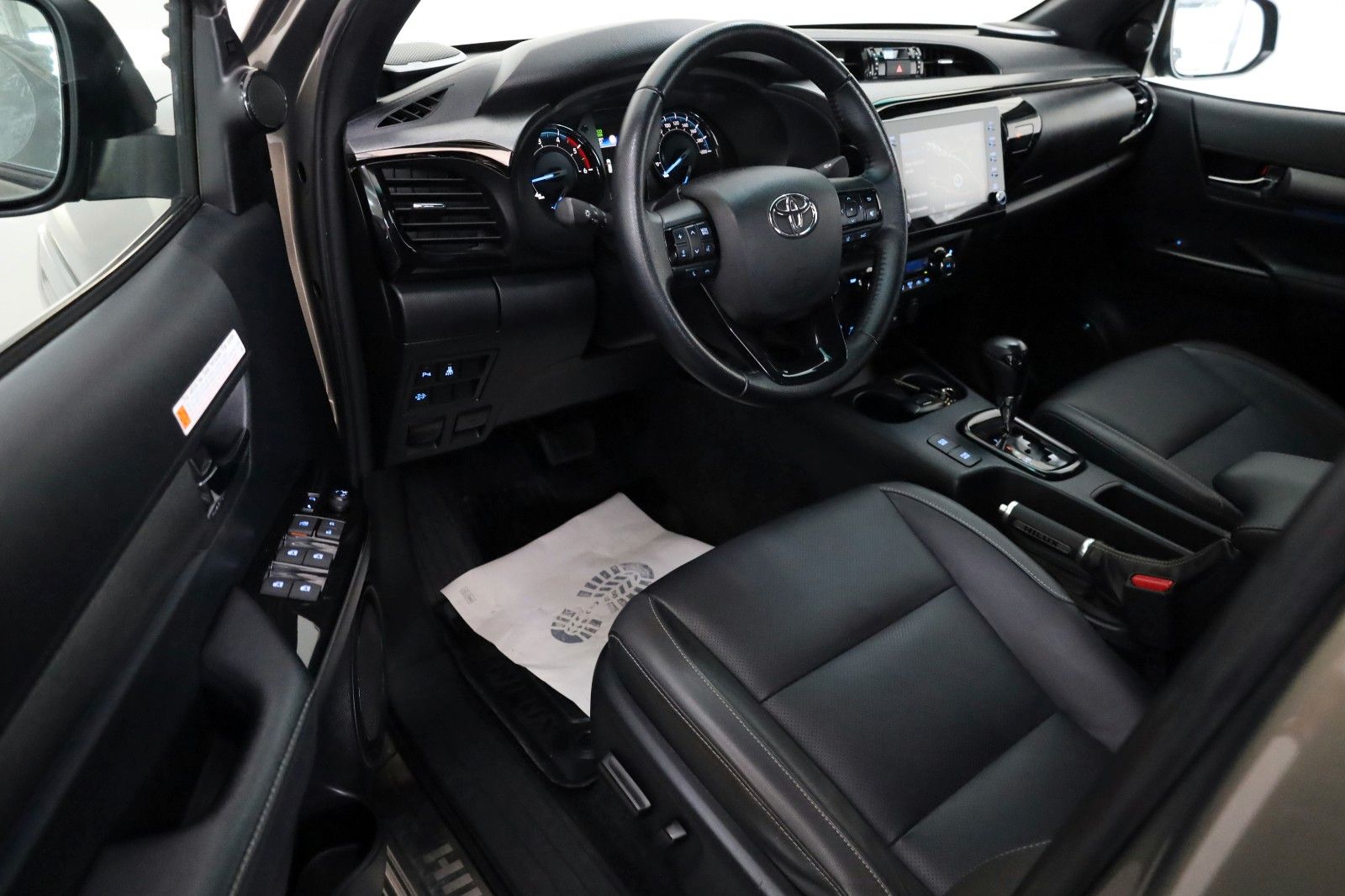 Fahrzeugabbildung Toyota Hilux 2.8 D-4D 4x4Invincible,Leder,ACC,Rollo,AHK