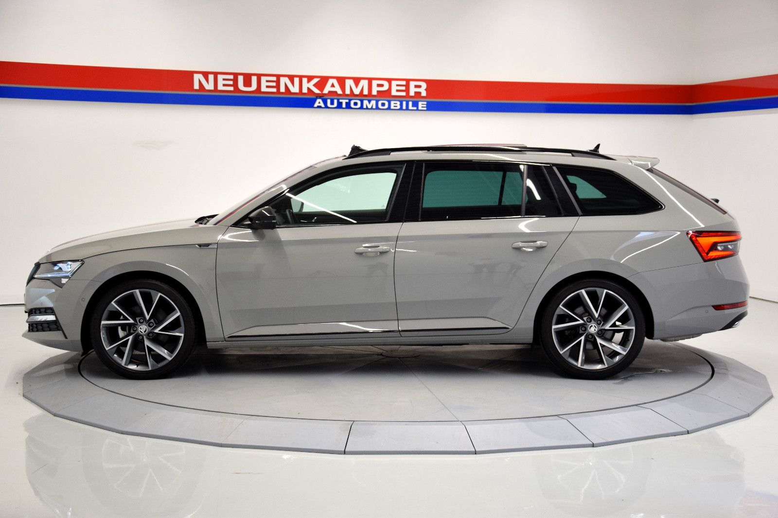 Fahrzeugabbildung SKODA Superb Combi Sportline 2.0 TSI DSG Pano ACC Memo