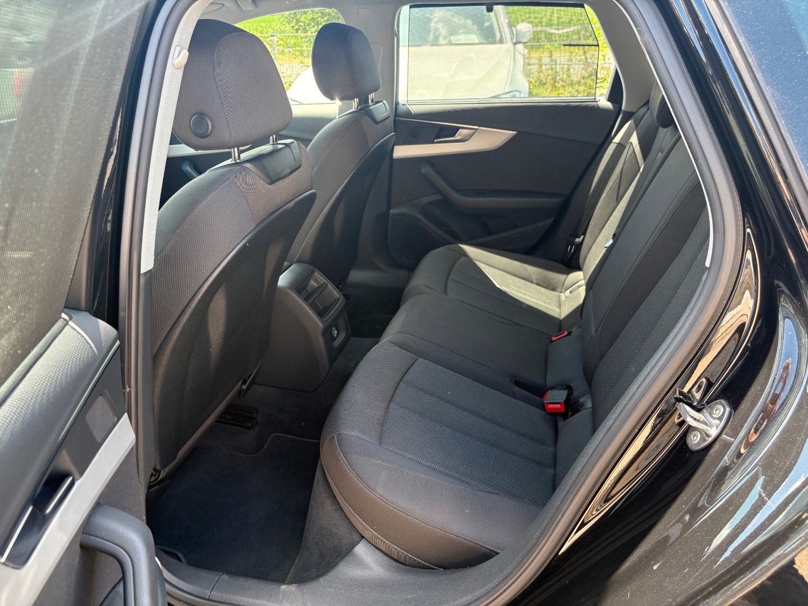 Fahrzeugabbildung Audi A4 Avant 35 TDI advanced Aut Navi LED AHK Kamera