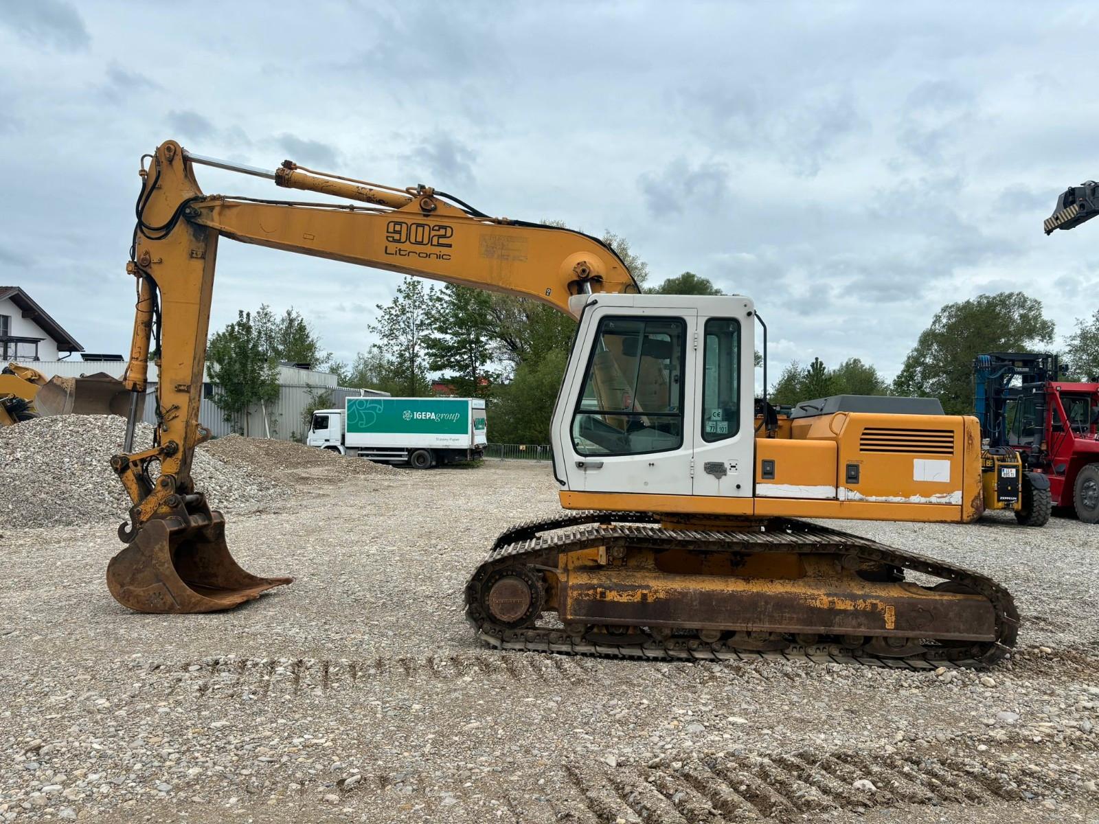 Liebherr R902