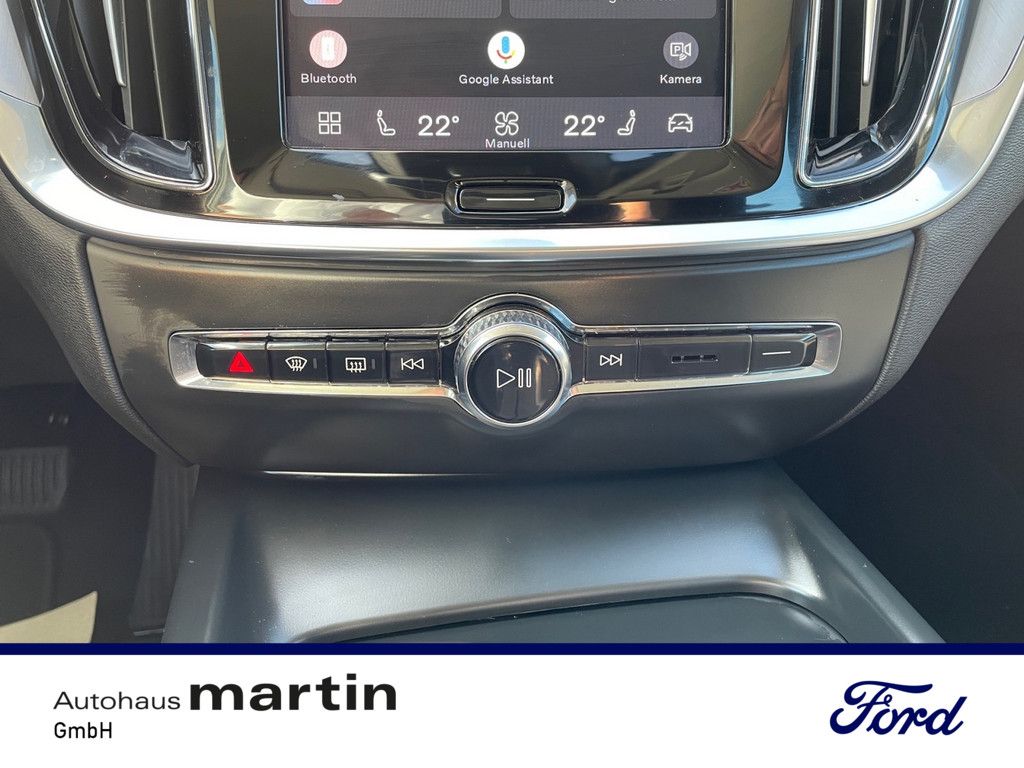 Fahrzeugabbildung Volvo V60 Kombi 2.0 Core PDC KAMERA NAVI W-LAN LED