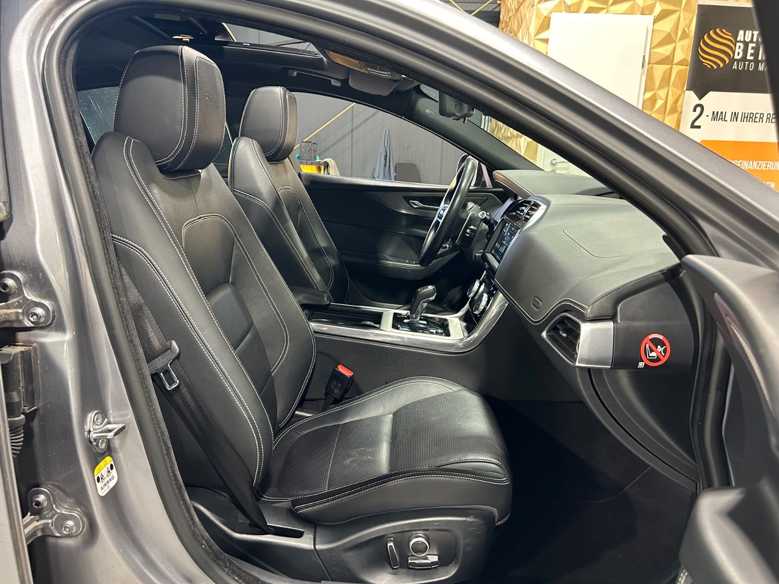 Fahrzeugabbildung Jaguar XE R-Dynamic SE AWD/HEAD-UP/KAMERA/NAVI/APPLE