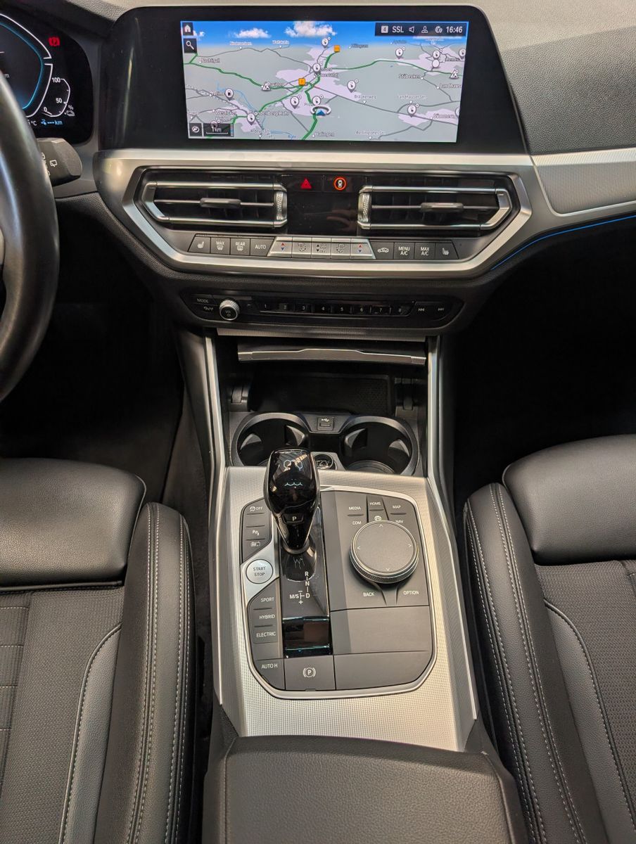 Fahrzeugabbildung BMW 320 e xDrive Sport Line Schadow Pano Laser Navi