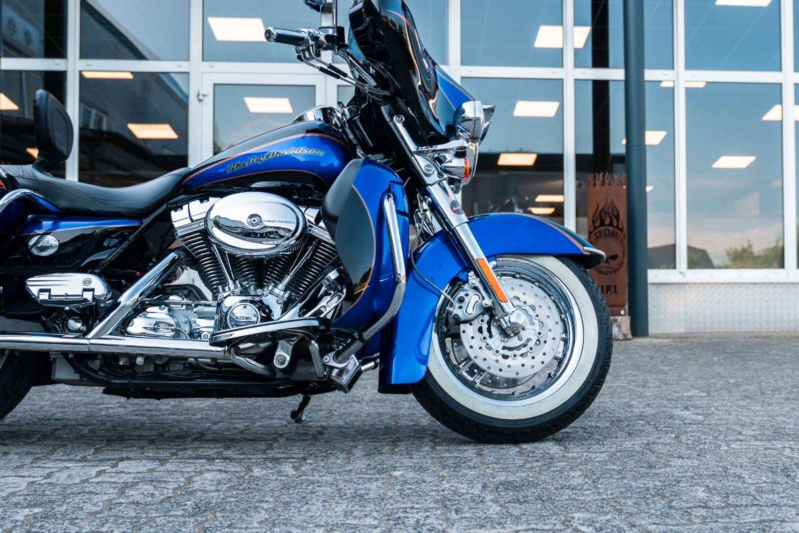 Fahrzeugabbildung Harley-Davidson FLHTCSE CVO Screamin Eagle E-Glide - Twin Cam