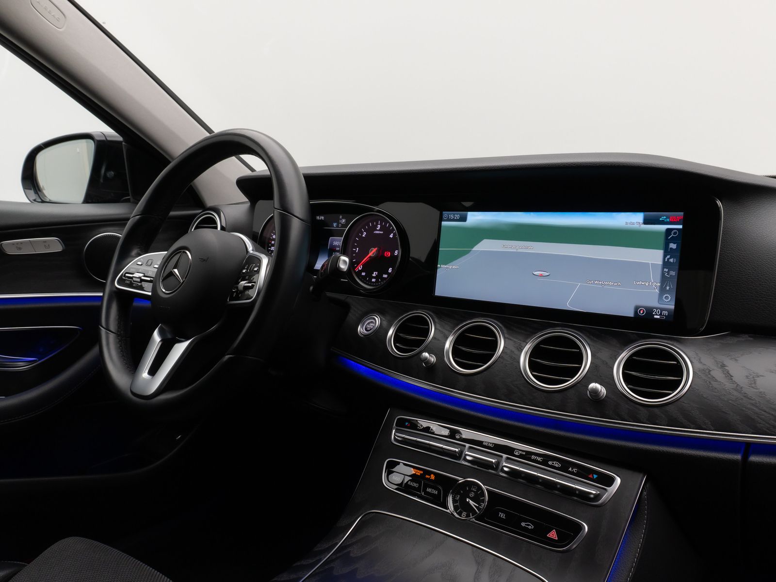 Fahrzeugabbildung Mercedes-Benz E 220 d Avantgarde. 9G-Tronic Kamera Navi Sport