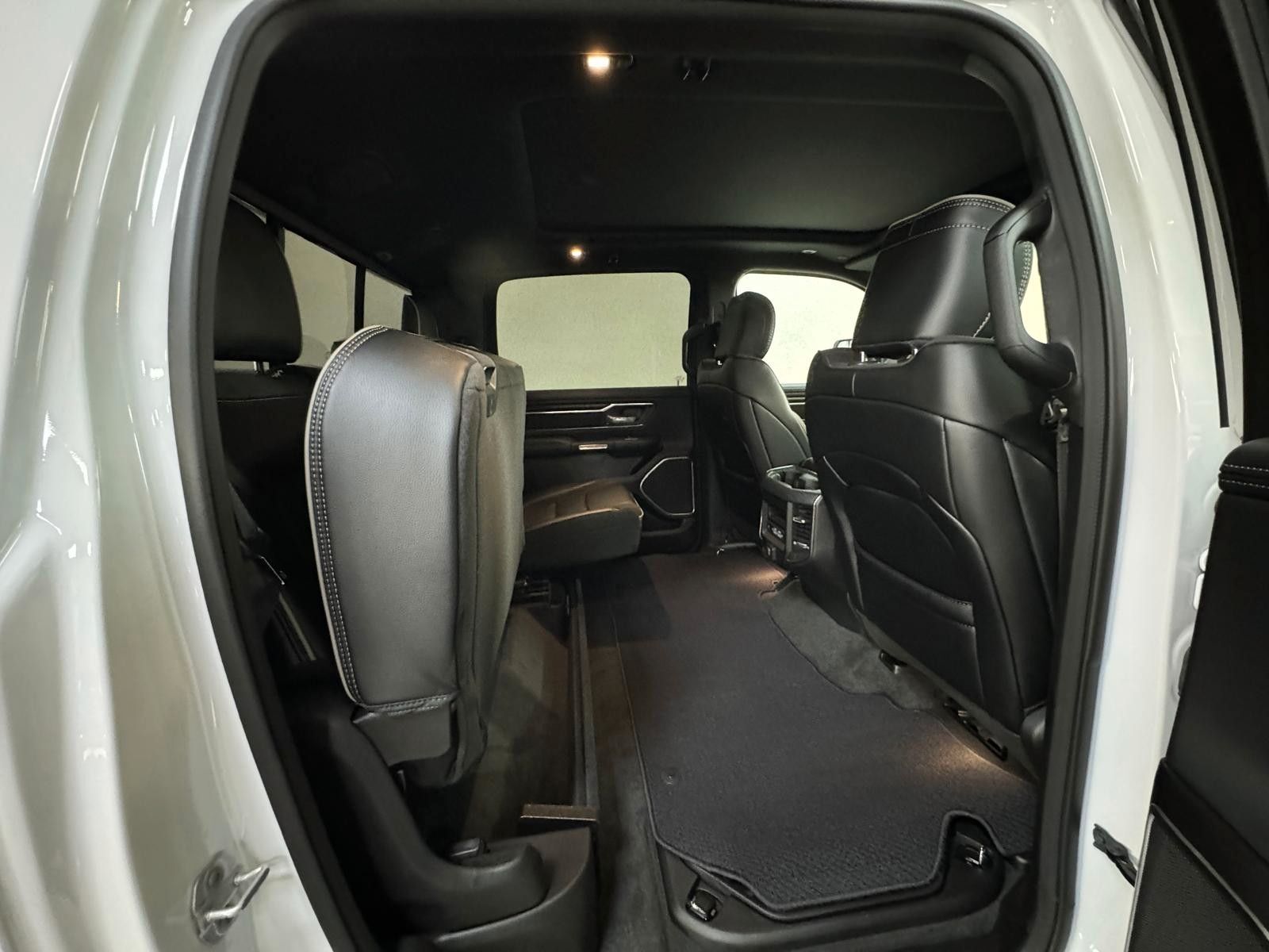 Fahrzeugabbildung Dodge LARAMIE CREW CAB SPORT  12" LUFTF. 22"  HEMI 4x4