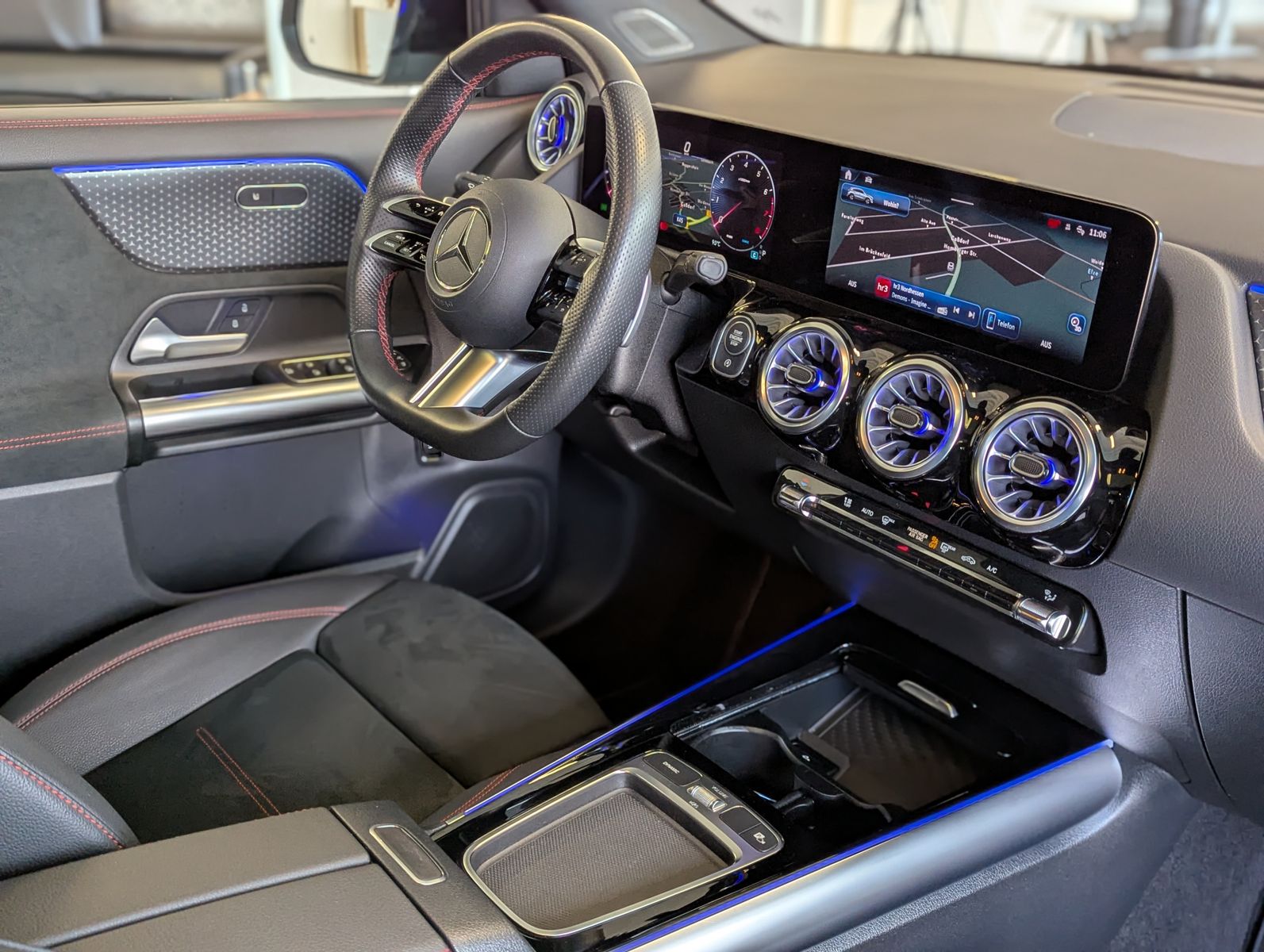 MERCEDES-BENZ GLA 200 AMG Multib. Distronic MBUX Pano AHK 360° - Image 11