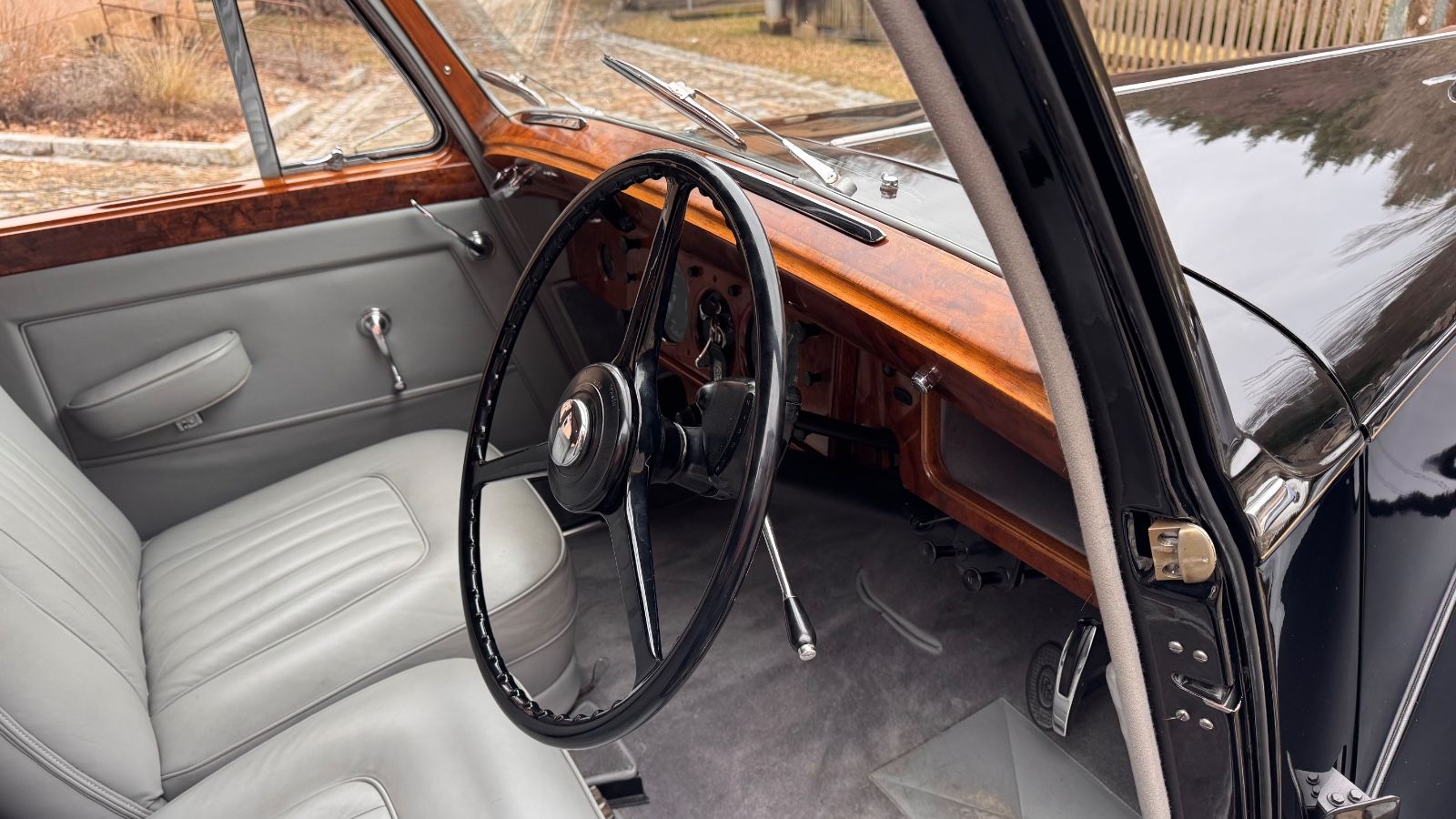 Rolls-Royce Silver Dawn 16