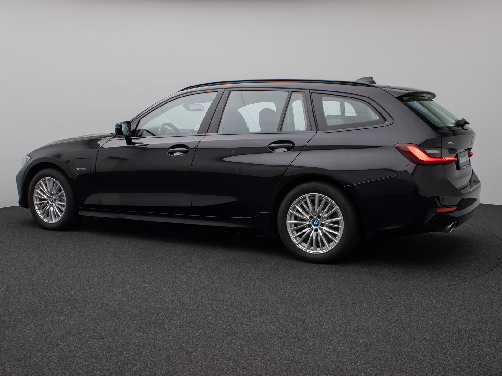 Fahrzeugabbildung BMW 330e xD SportLine Panorama Laser HUD DAB Komfort