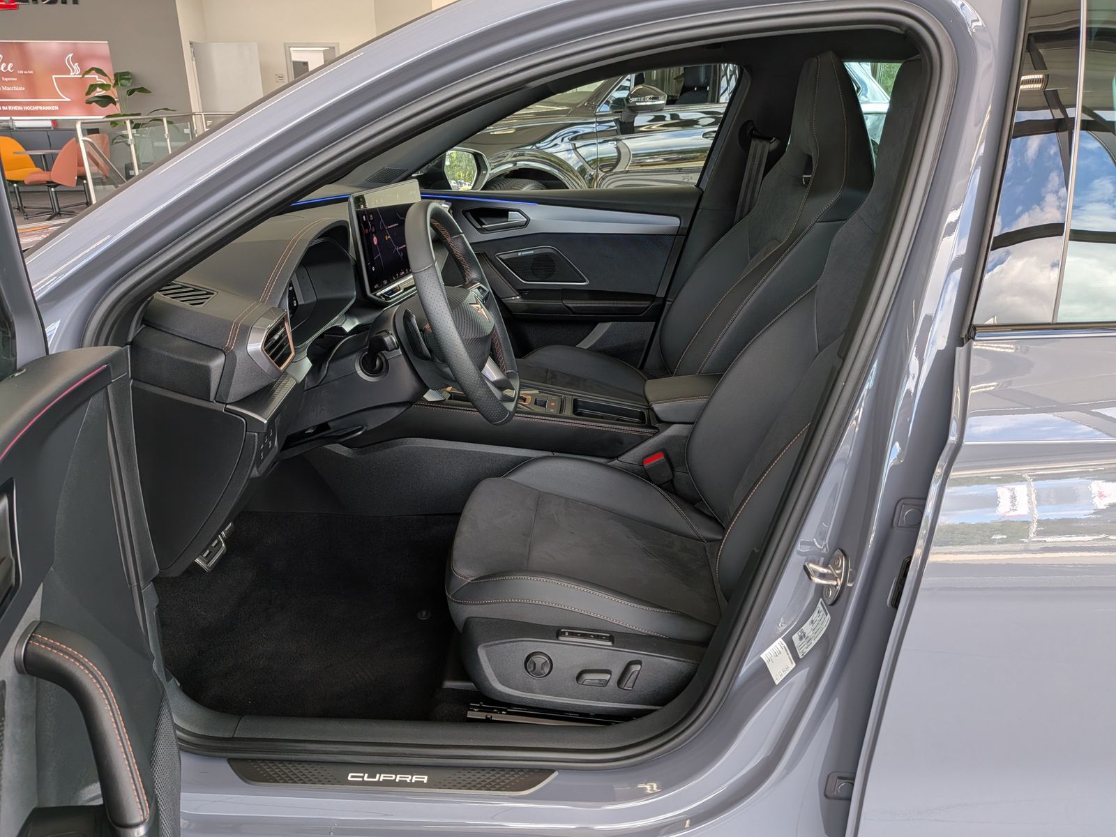 Fahrzeugabbildung CUPRA Leon 1.5 eTSI DINAMICA MATRIX ACC PANO AHK 5J-Ga