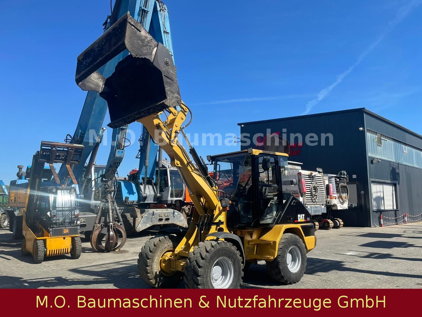 Fahrzeugabbildung CAT 906  / Klappschaufel /  SW /