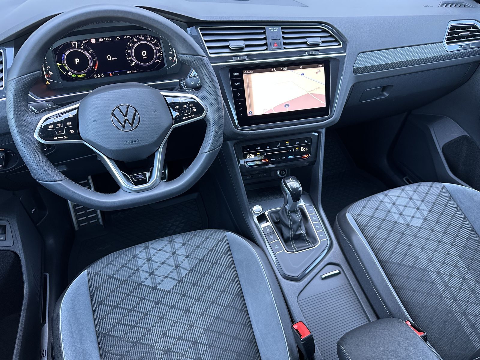 Fahrzeugabbildung Volkswagen Tiguan eHybrid R-Line Black NAV+LED+ACC+20ZO+AHK