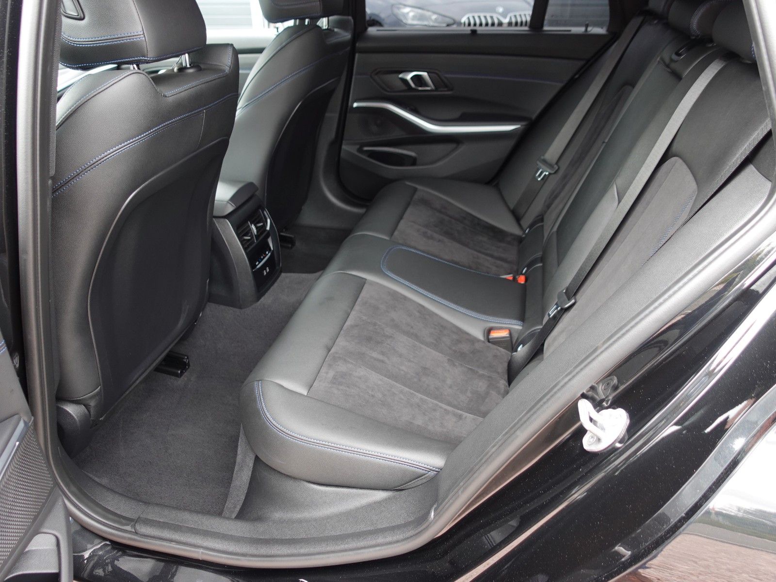 Fahrzeugabbildung BMW 318i Touring Auto M Sportpaket 18"/HiFi/LED/Navi