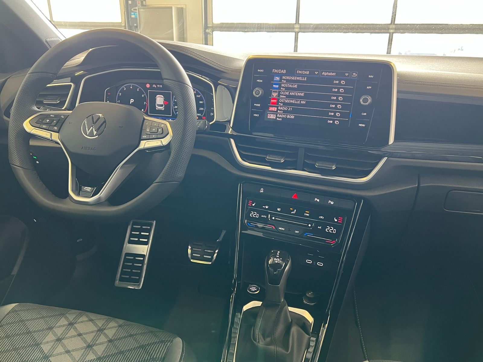 Fahrzeugabbildung Volkswagen T-Roc R-Line 1.5 TSI DSG *LED, Easy Open, 18"-LM