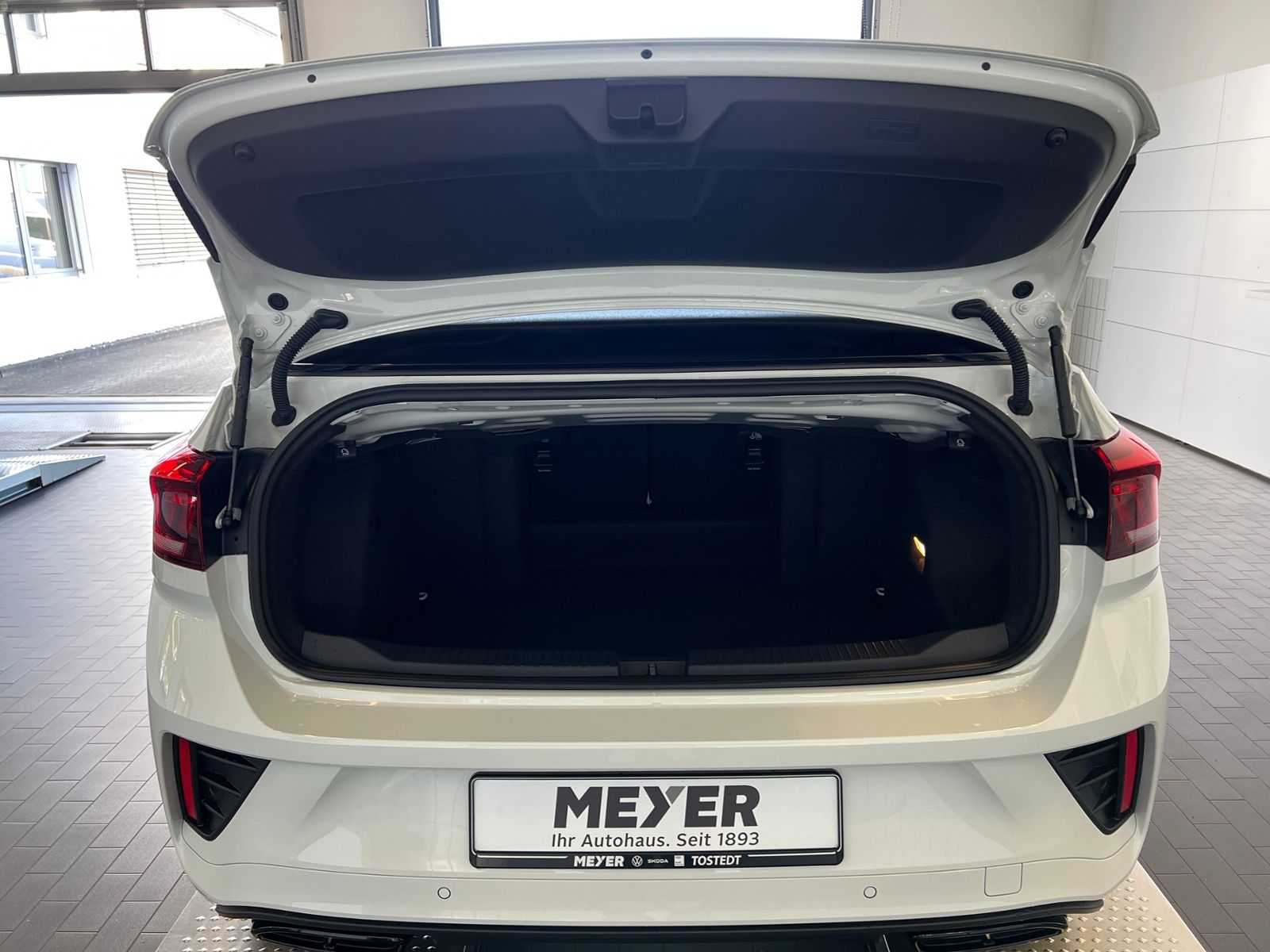 Fahrzeugabbildung Volkswagen T-Roc Cabriolet R-Line 1.5 TSI DSG *AHK, Soundsy