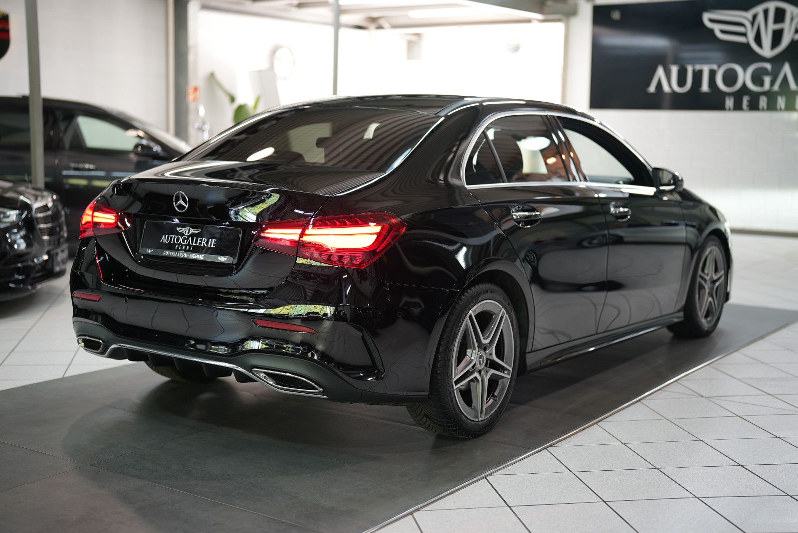 Mercedes-Benz A 200 d Limo AMG LINE LED DISTR KEYLESGO WIDE foto 4