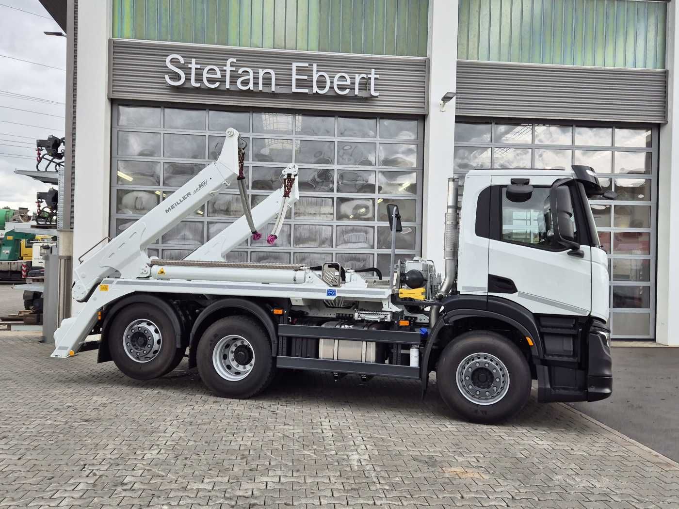 Fahrzeugabbildung Iveco X-Way AD280X42Y/PS 6x2 Meiller 16. T Funk Lift
