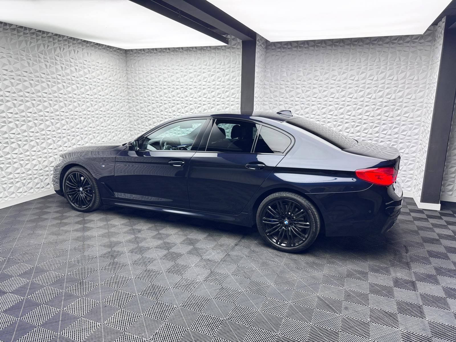 Fahrzeugabbildung BMW 530d M-PAKET*ACC*H&K*KEYLESS*HUD*R-CAM*DAB*LIVE