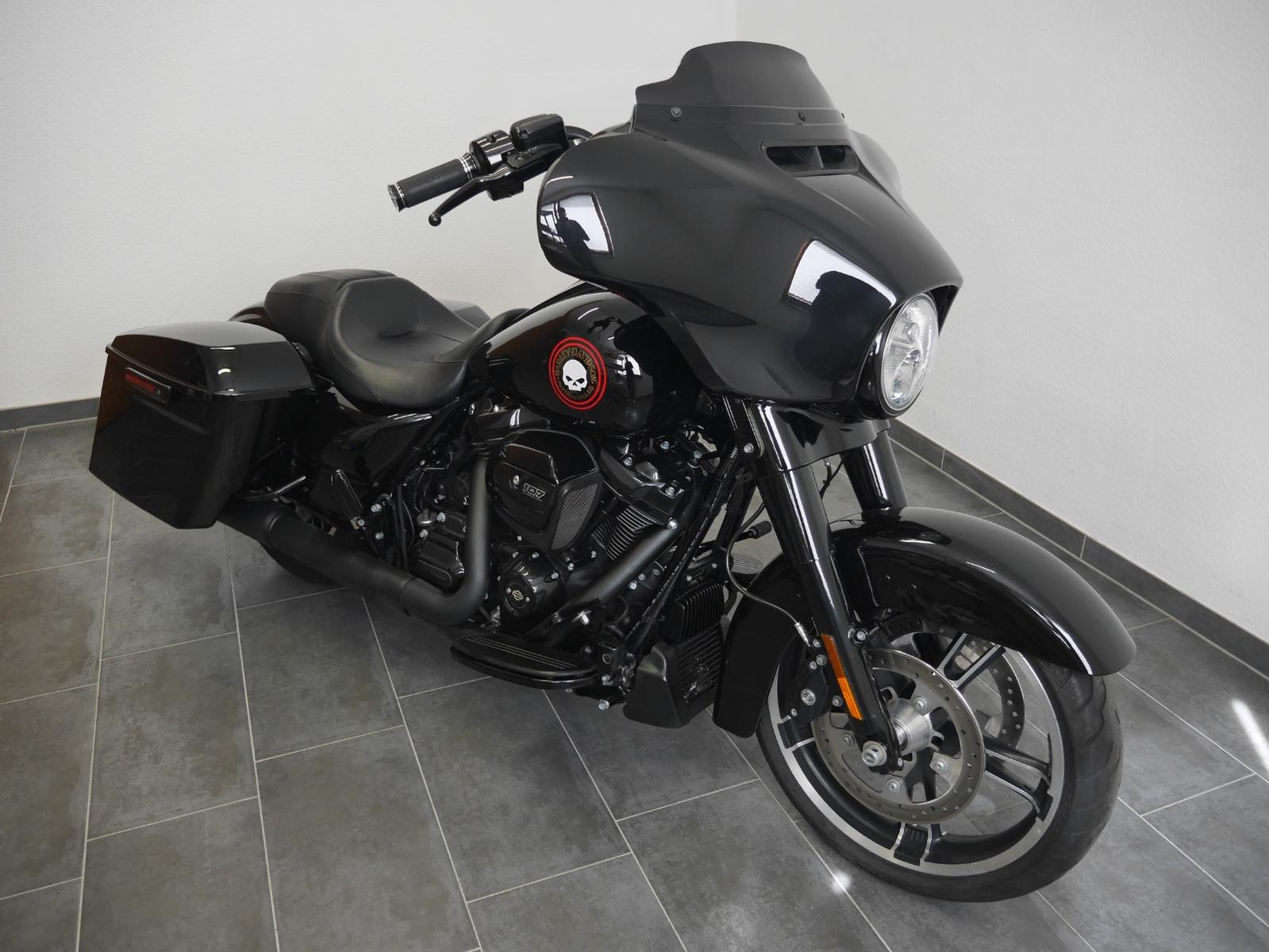 Harley-Davidson Street Glide Special // Black // FLHXS