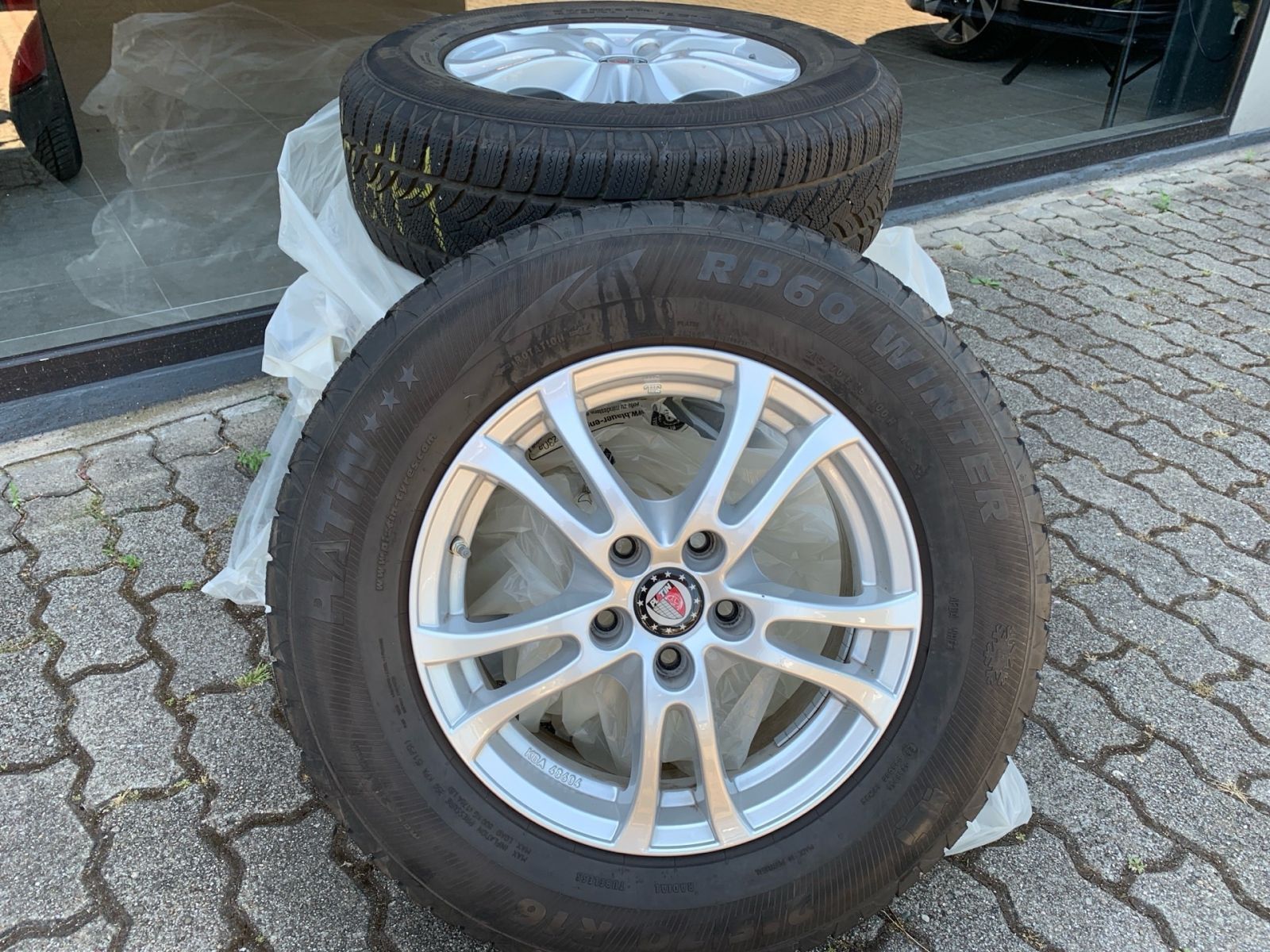 Fahrzeugabbildung Hyundai TUCSON 1.6 Passion Navi Kamera 8x bereift