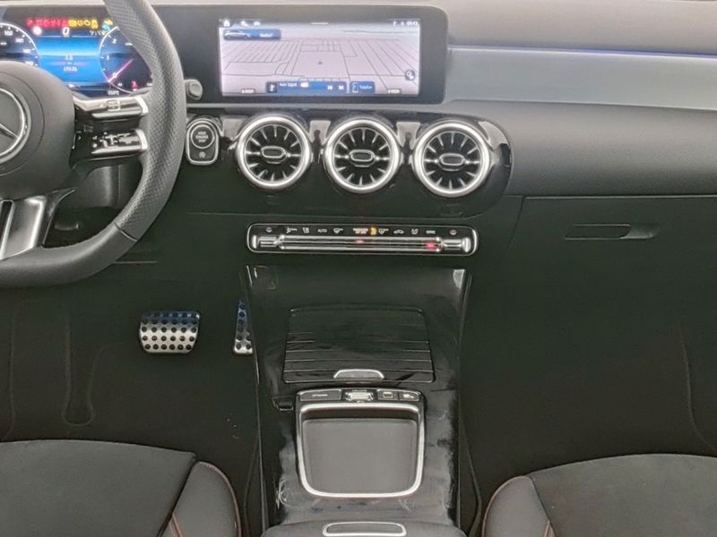 Fahrzeugabbildung Mercedes-Benz A 220 d AMG BURM+AHK+360°+MBEAM+TOTW+DISTR