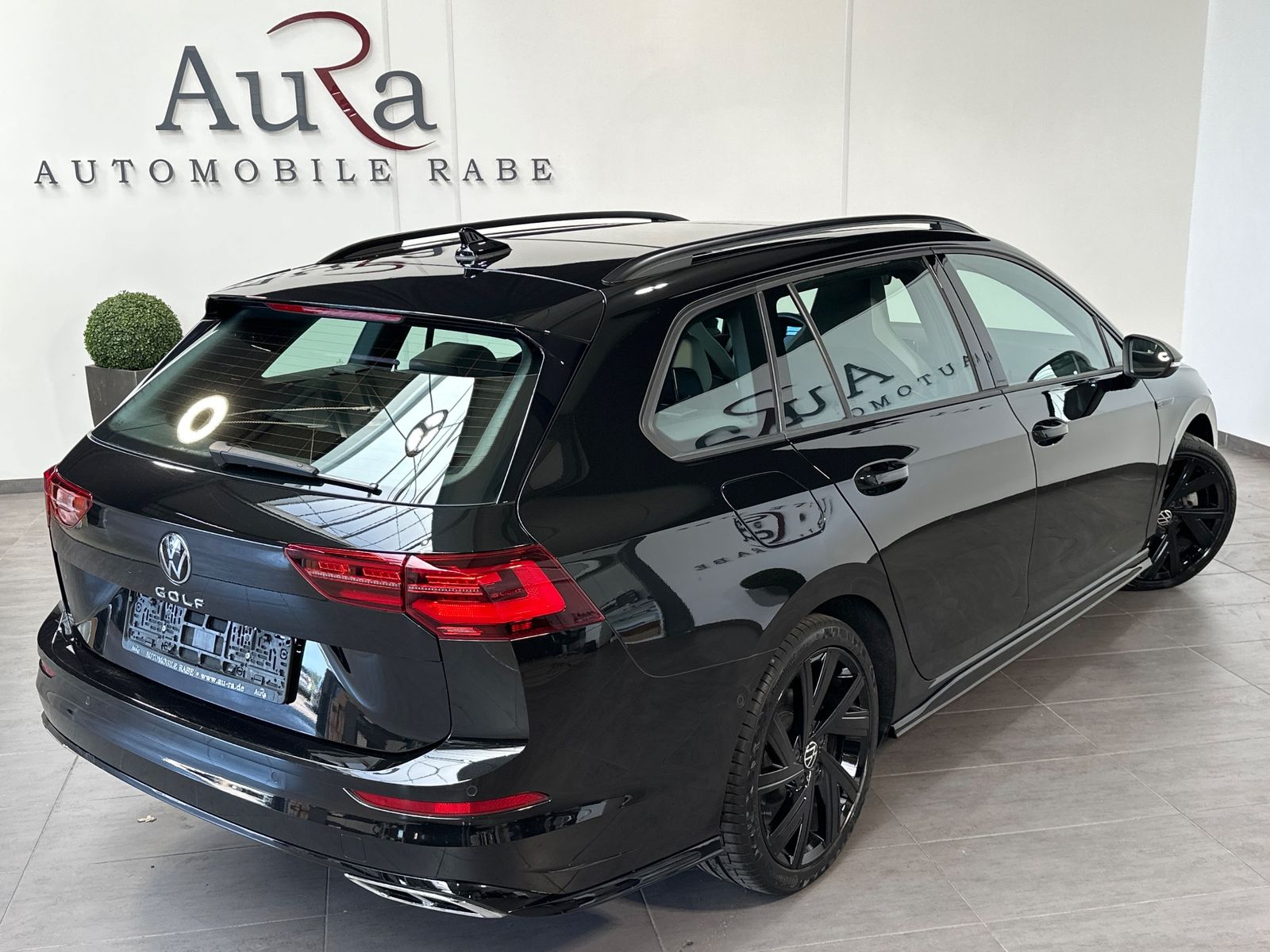 Fahrzeugabbildung Volkswagen Golf Variant R-Line NAV+IQ-LIGHT+ACC+PANO+
