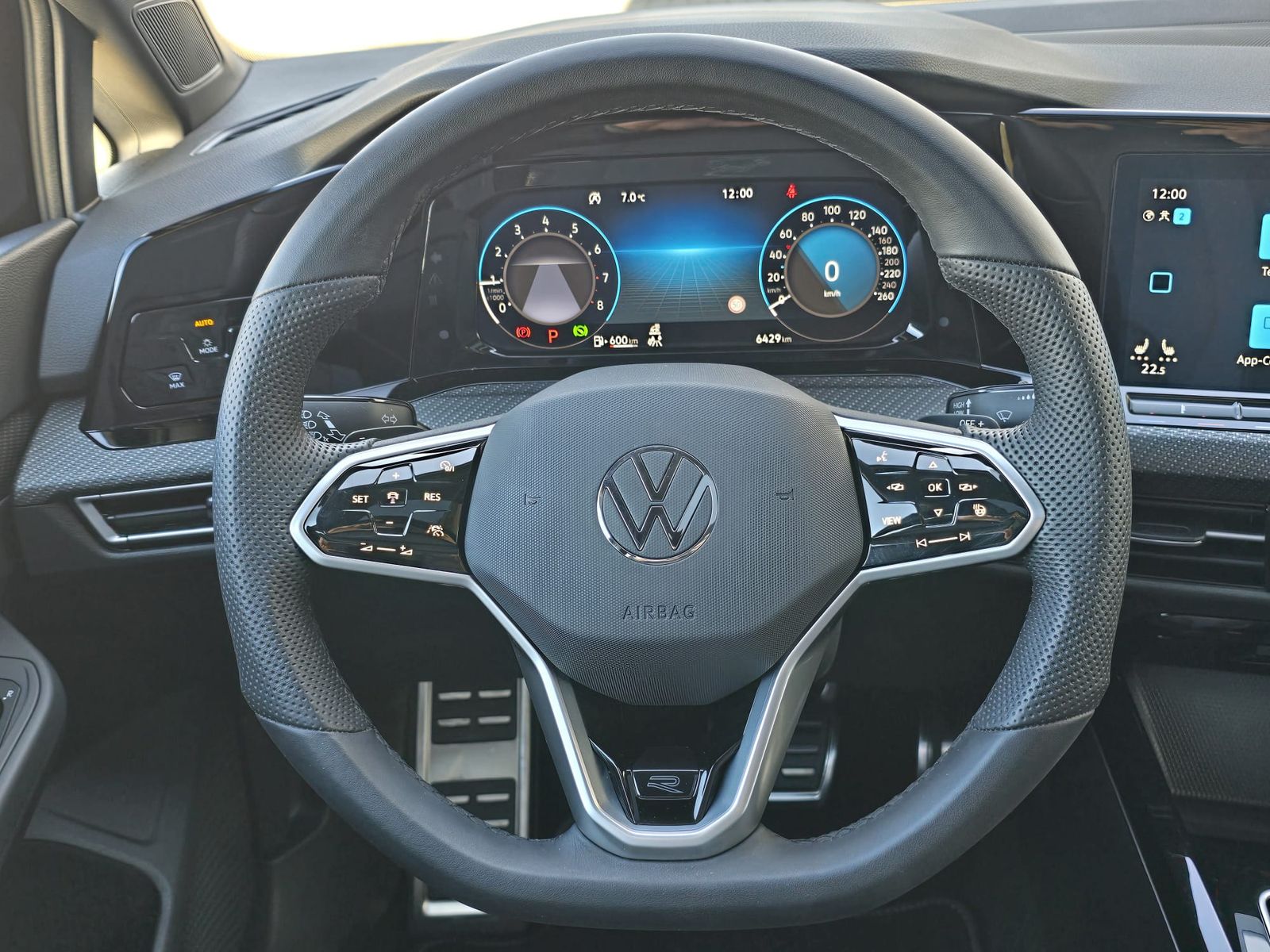 Fahrzeugabbildung Volkswagen Golf 1.5 TSI R-Line PANO*LED*ACC*KAMERA*PremNAVI
