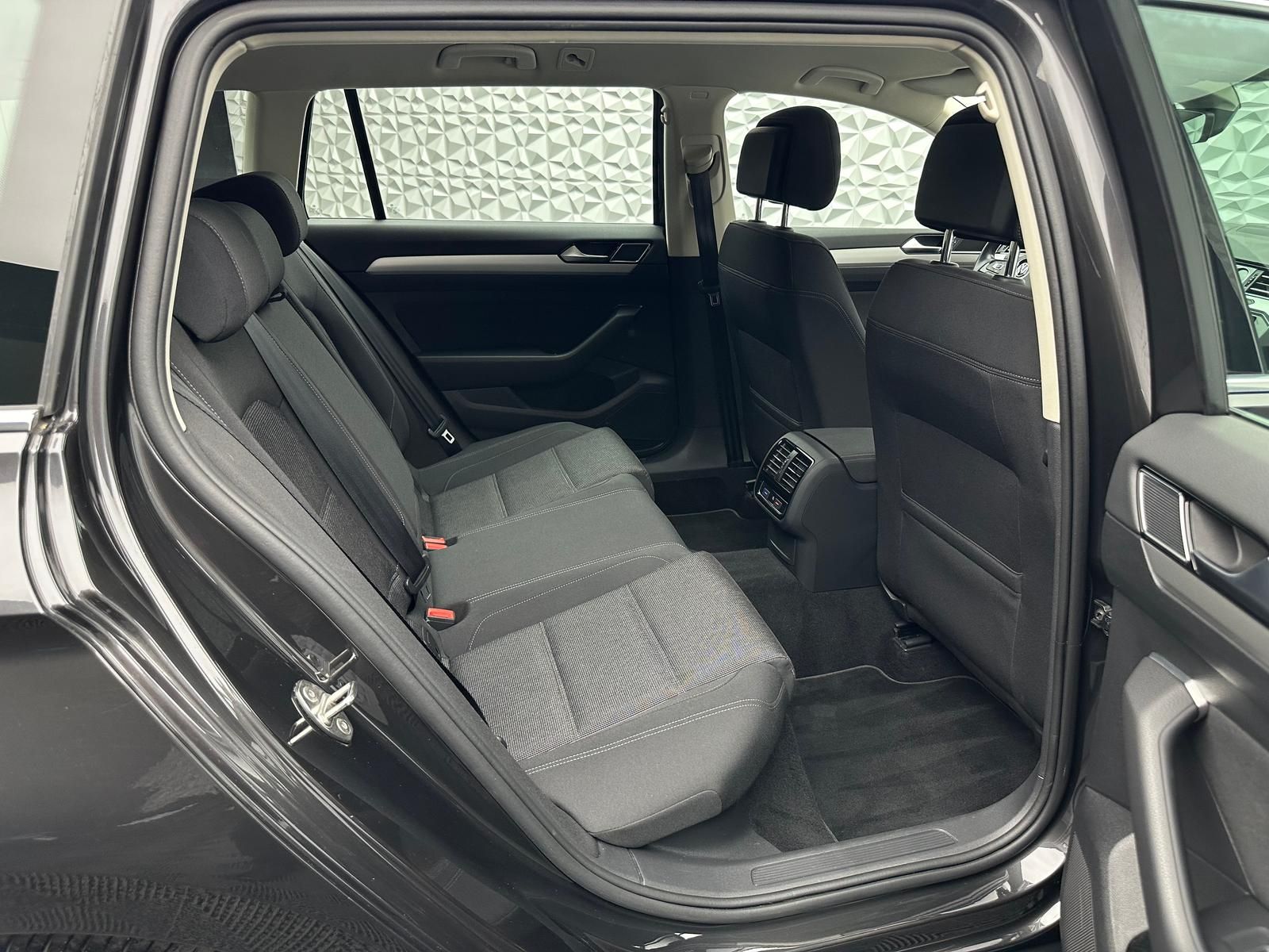 Fahrzeugabbildung Volkswagen PASSAT 2.0 TDI DSG/ACC/MASSAGE/DCC/LED/NAV/RCAM