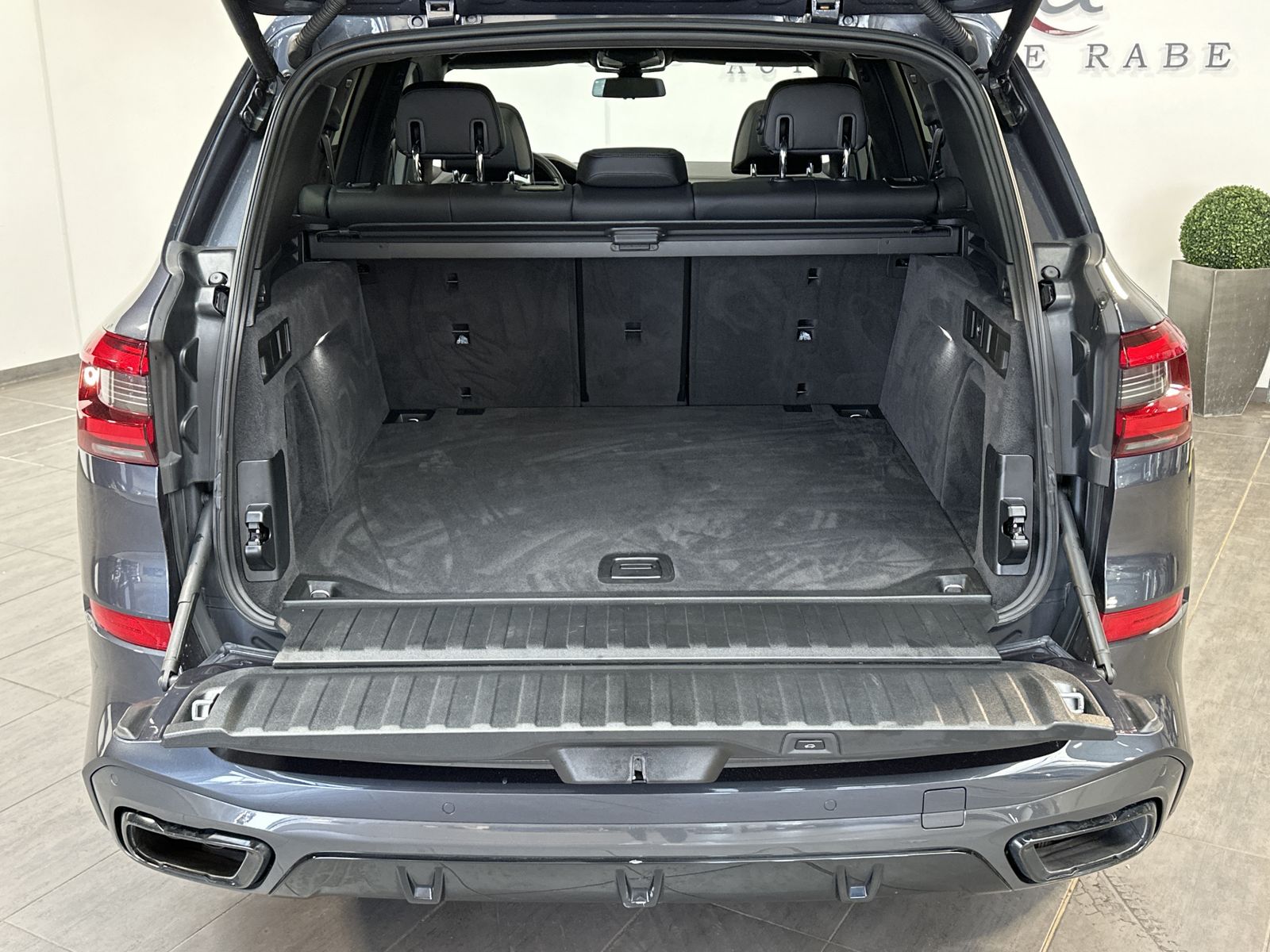 Fahrzeugabbildung BMW X5 M50i NAV+LASER+AHK+HEAD-UP+22ZO+PANO+360GRAD