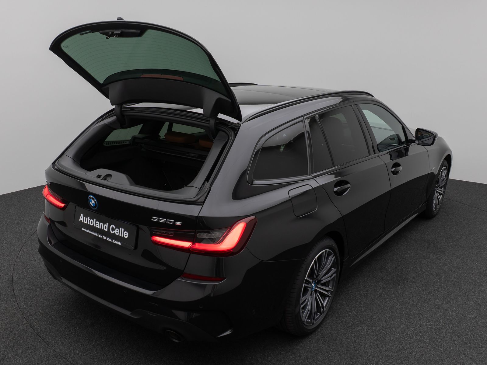 Fahrzeugabbildung BMW 330e xD M Sport Panorama Laser Kamera HUD HiFi