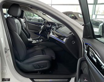 Fahrzeugabbildung BMW 520d Sport Line AHK Navi Kamera DriveAssist LED