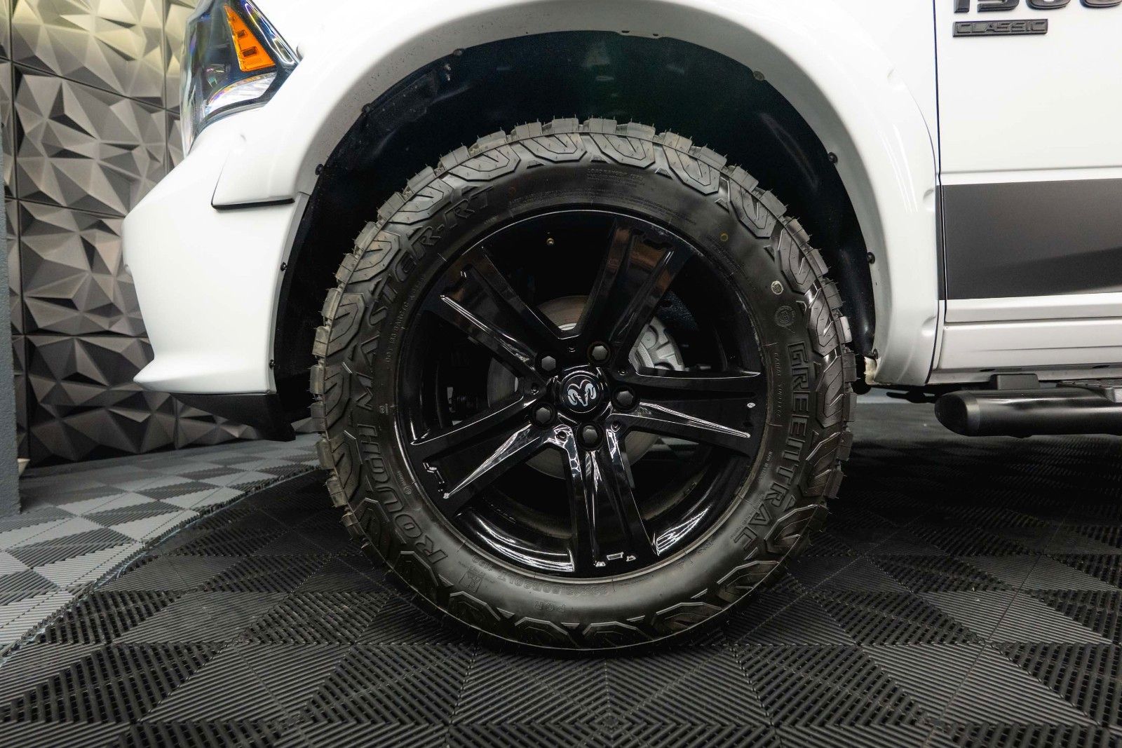Fahrzeugabbildung Dodge RAM 5.7 V8 HEMI 4x4 OFFROAD Night-Paket *LED*19%