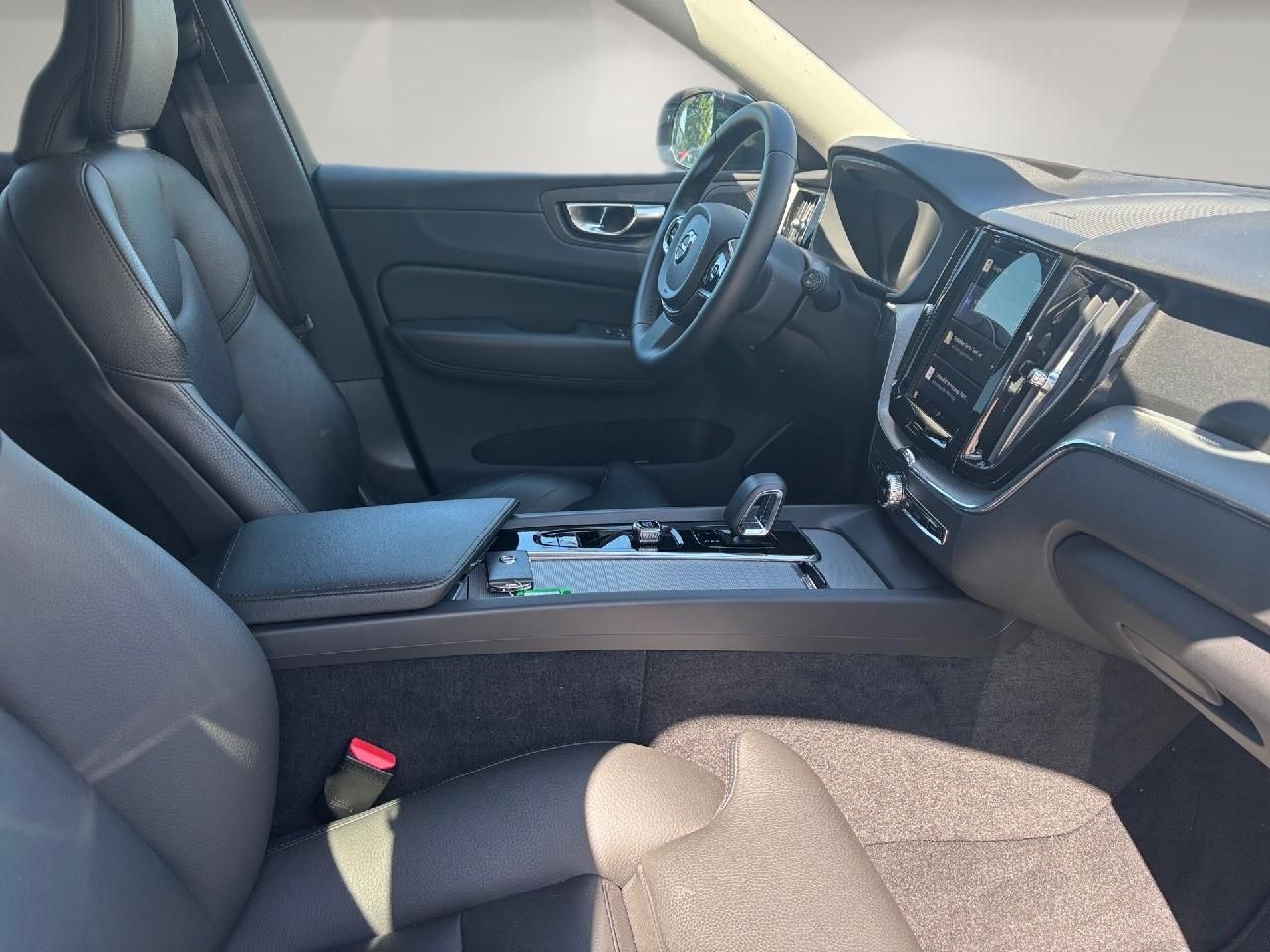 Fahrzeugabbildung Volvo XC60 B4 Benzin Plus Dark 2WD