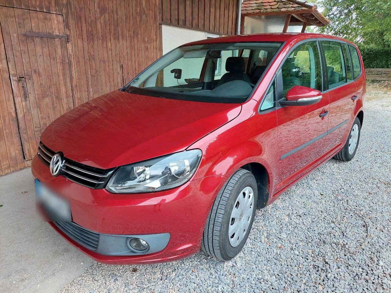 Volkswagen Touran 2011 — interior