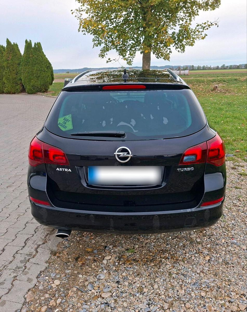 Opel Astra 2011 — photo 12