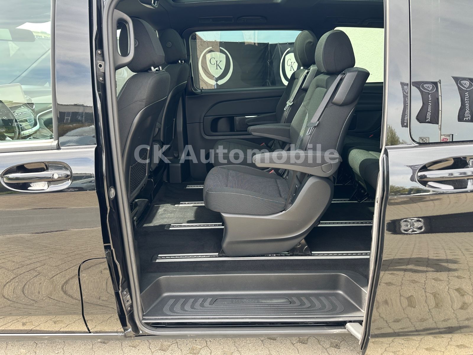 Fahrzeugabbildung Mercedes-Benz V300d EDITION 4Matic AMG-Line/7 Sitze/Pano/LED