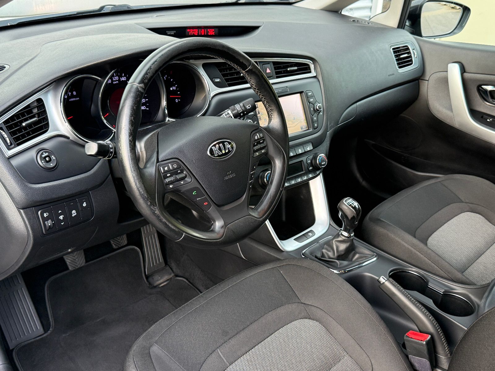 Fahrzeugabbildung Kia Cee'd Sportswagon UEFA Euro 2016 Navi PDC Kamera
